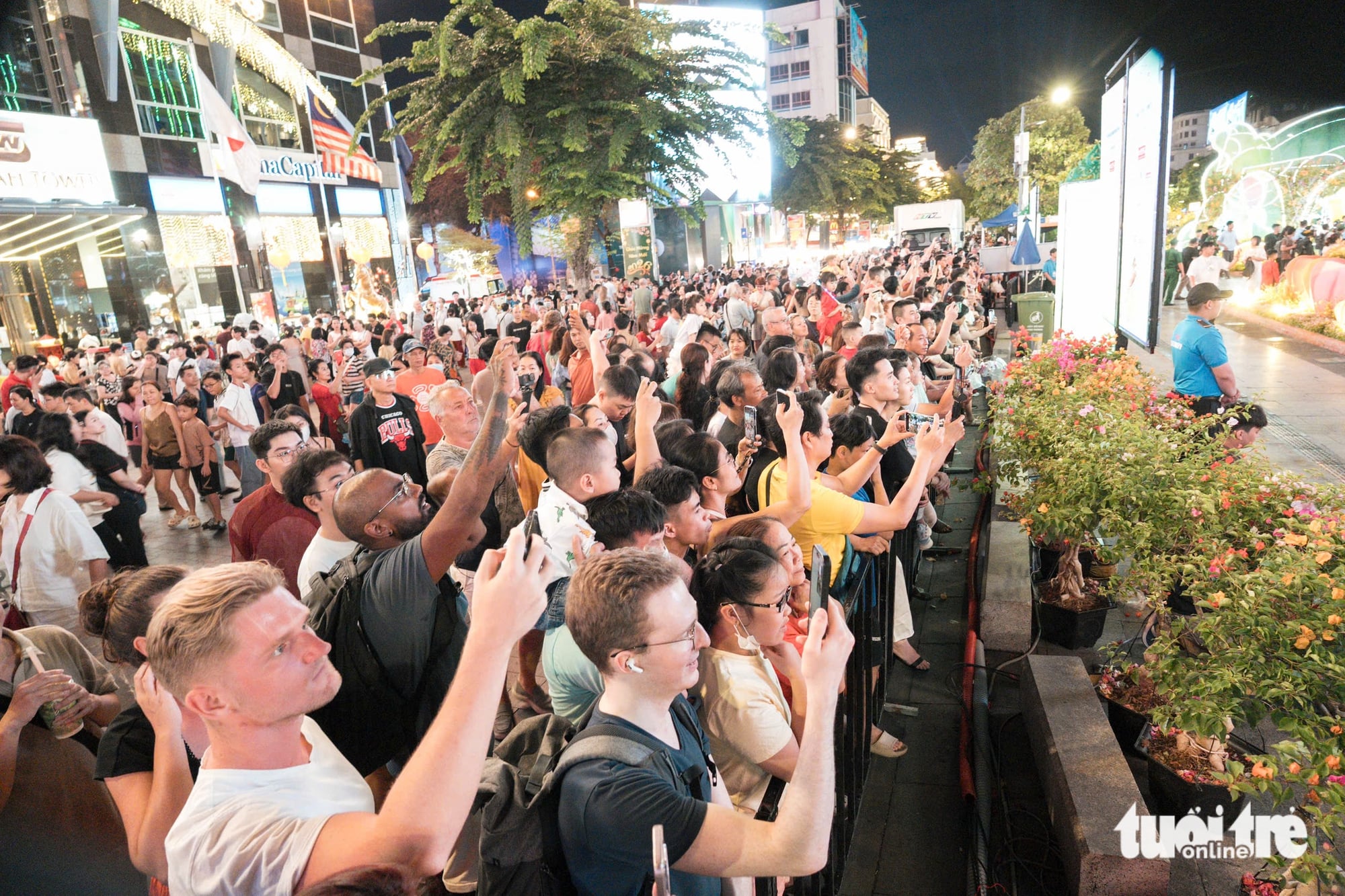 Ho Chi Minh City flower street debuts first night edition at Tet 2026 opening- Ảnh 6.