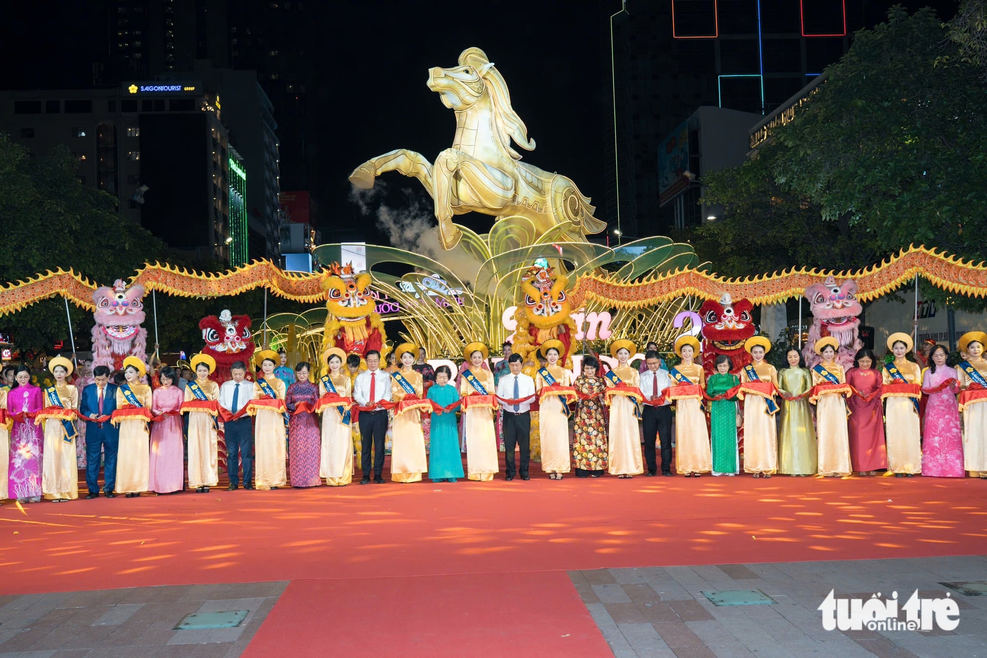 Ho Chi Minh City flower street debuts first night edition at Tet 2026 opening- Ảnh 3.