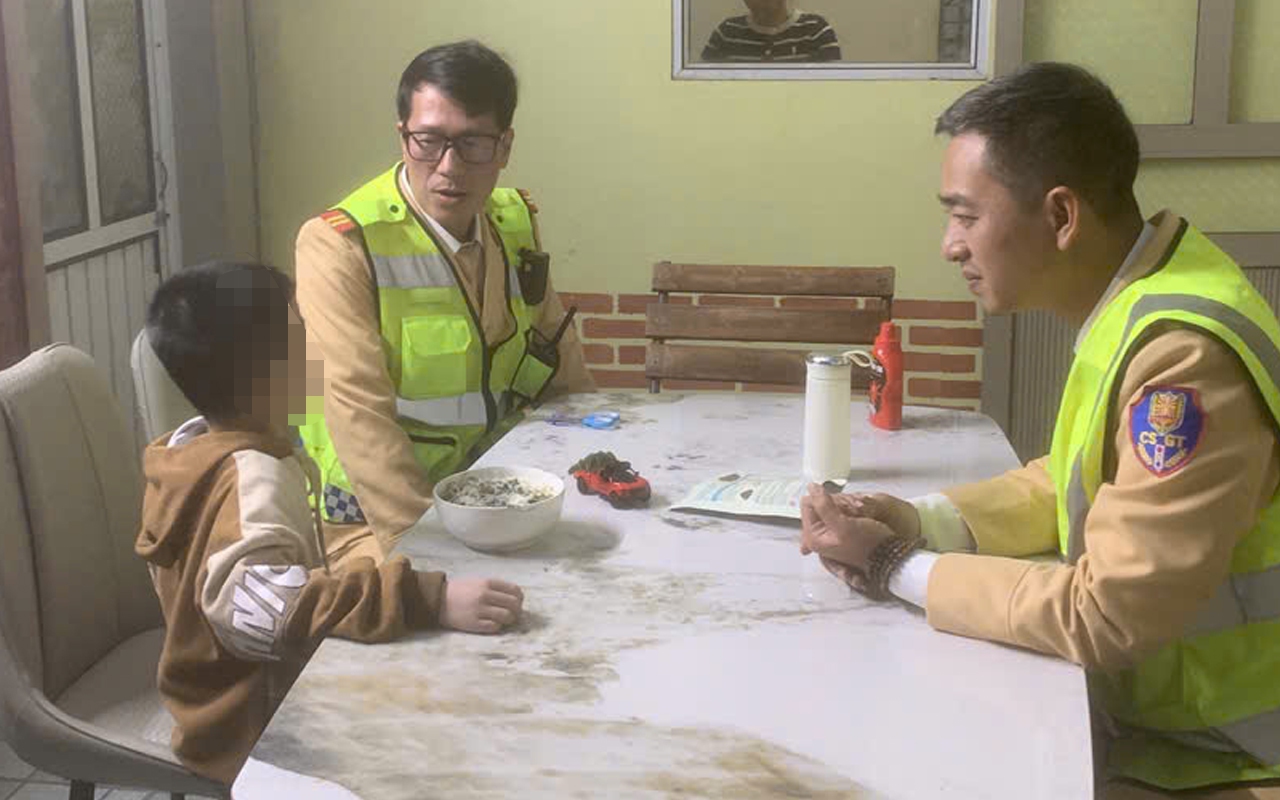 Cảnh sát cao tốc giải cứu bé trai 9 tuổi đi lạc đêm giao thừa ở Thanh Hóa
