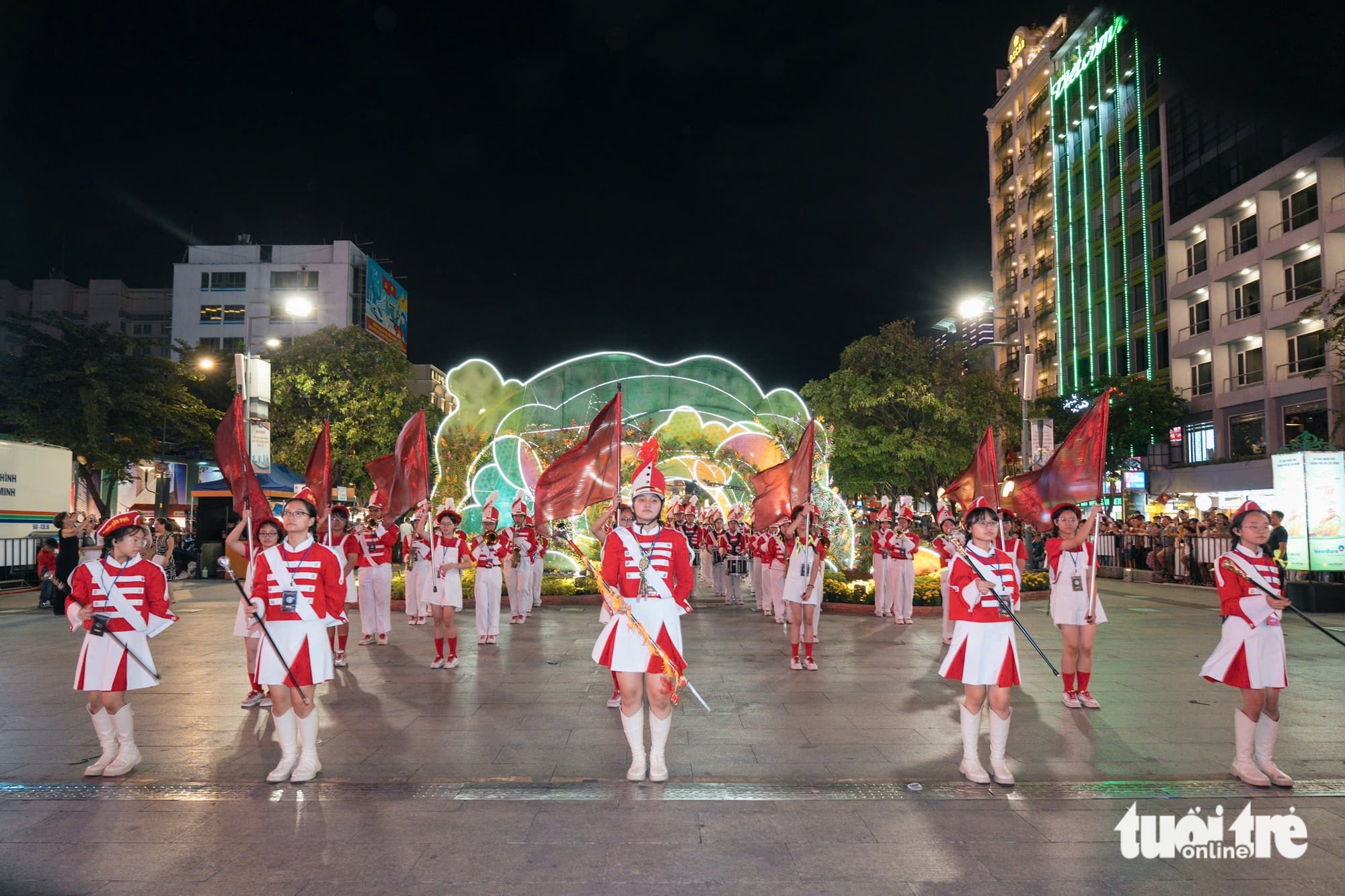 Ho Chi Minh City flower street debuts first night edition at Tet 2026 opening- Ảnh 9.