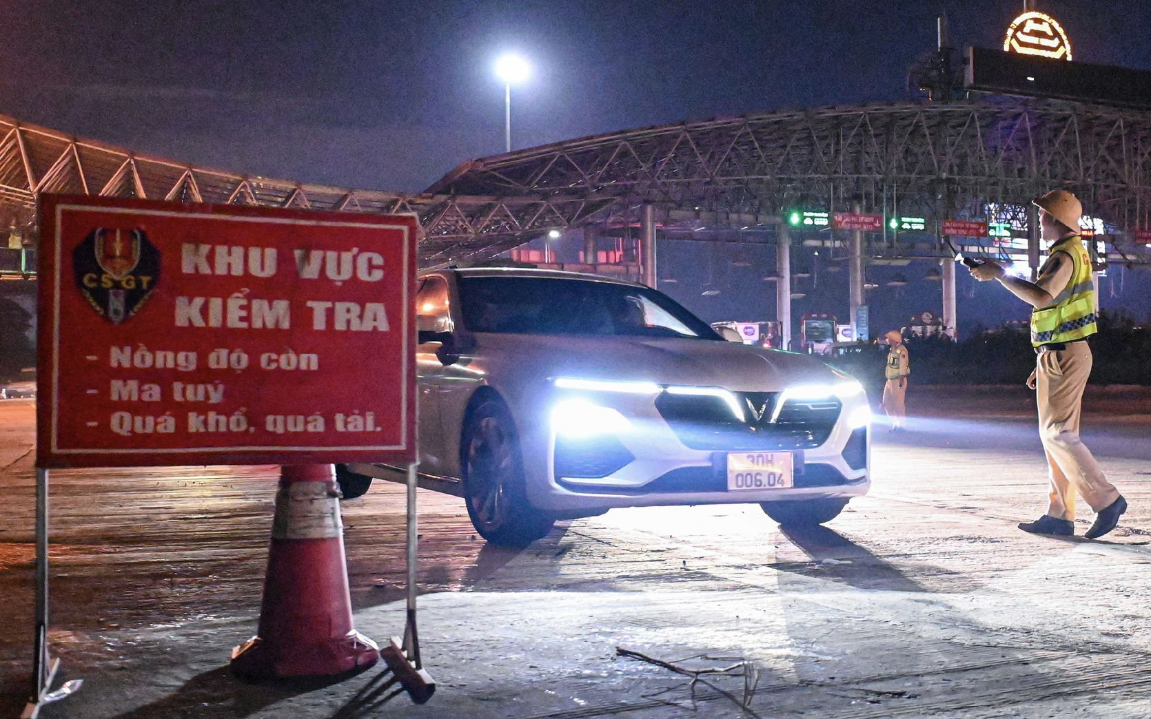 Cảnh sát giao thông đồng loạt kiểm tra nồng độ cồn từ sáng mùng 1 Tết Bính Ngọ