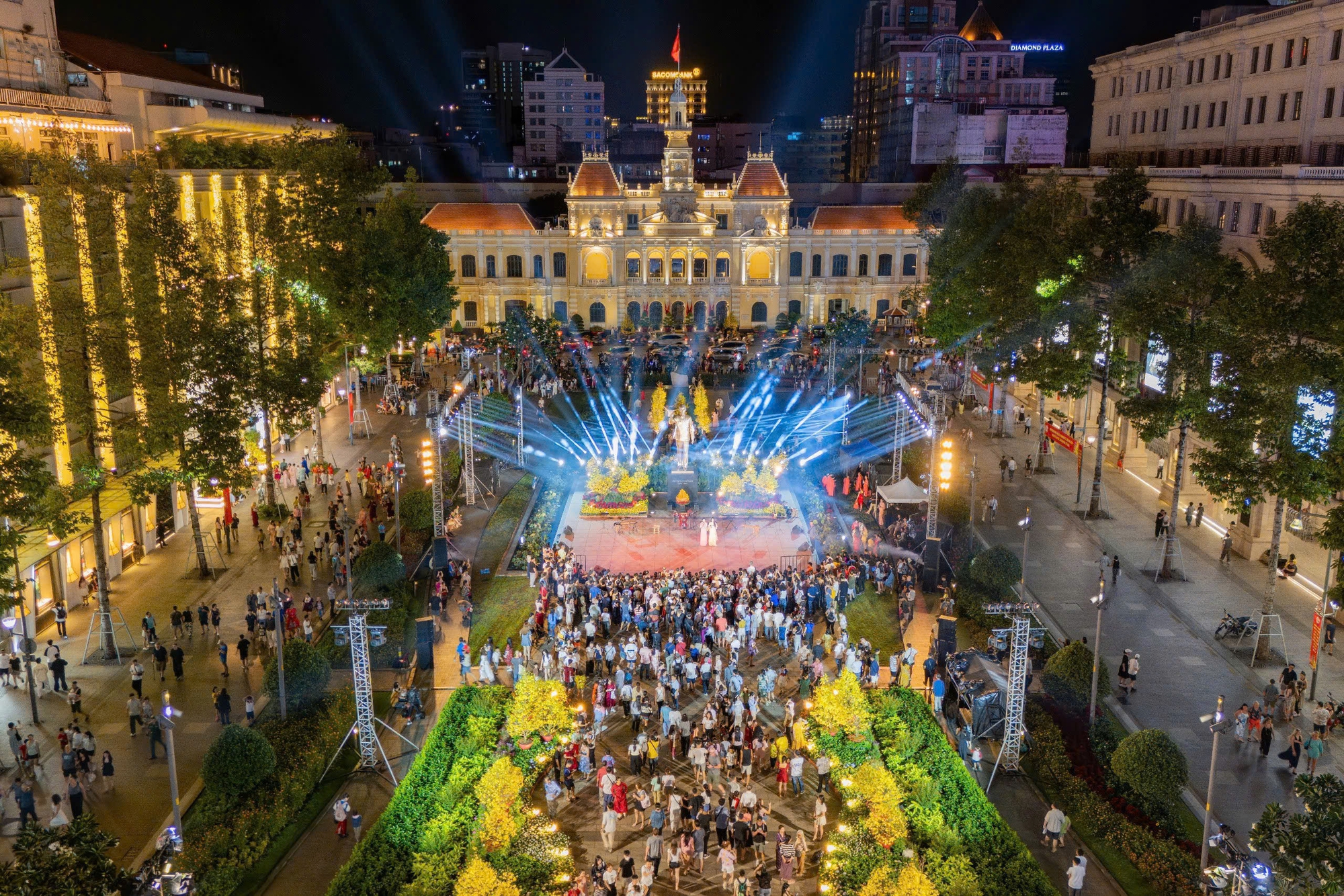 đường hoa Nguyễn Huệ - Ảnh 3.