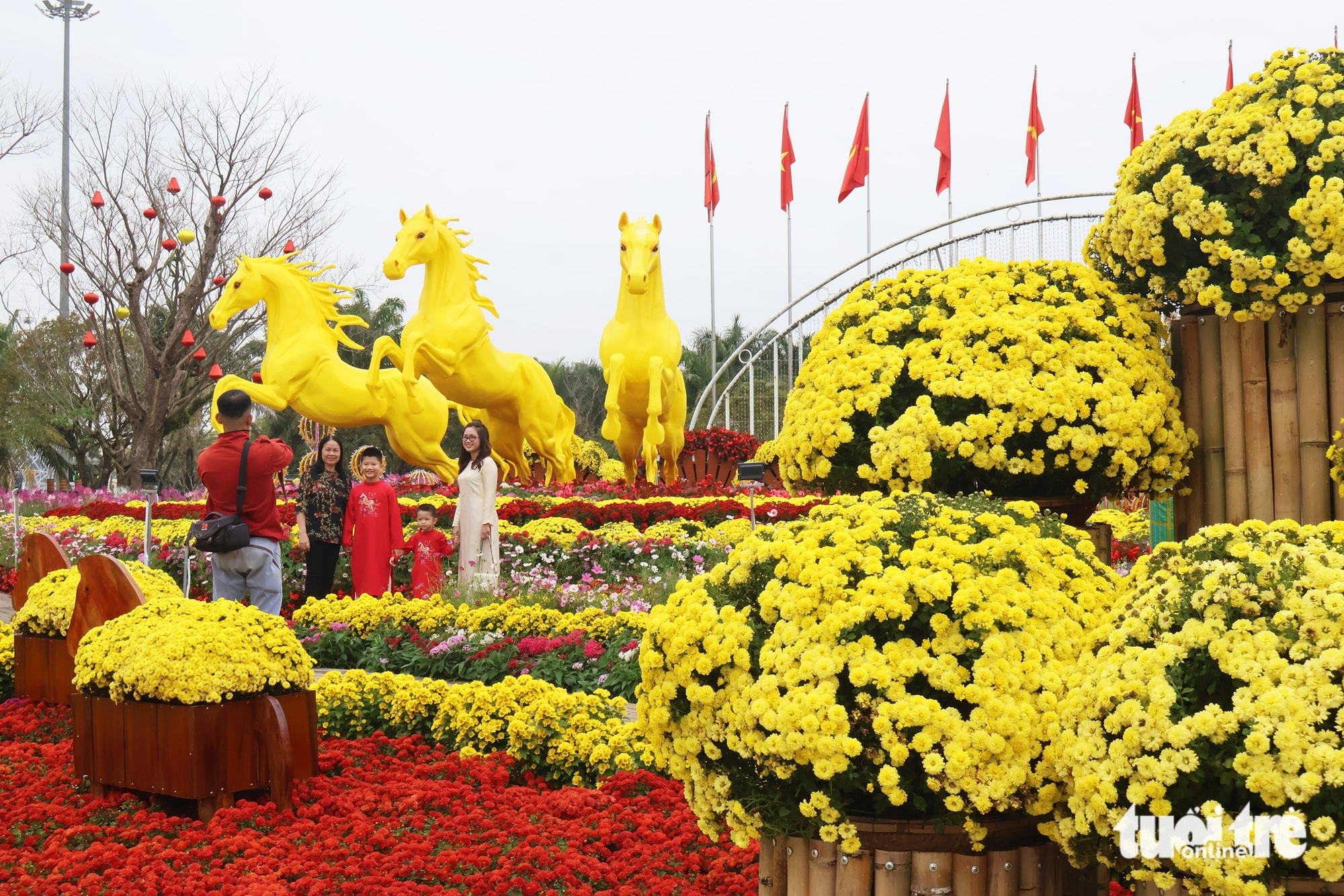 Bộ ba ngựa vàng 'Tam mã phi thiên' ở Đà Nẵng hút khách chiêm ngưỡng, chụp ảnh - Ảnh 1.