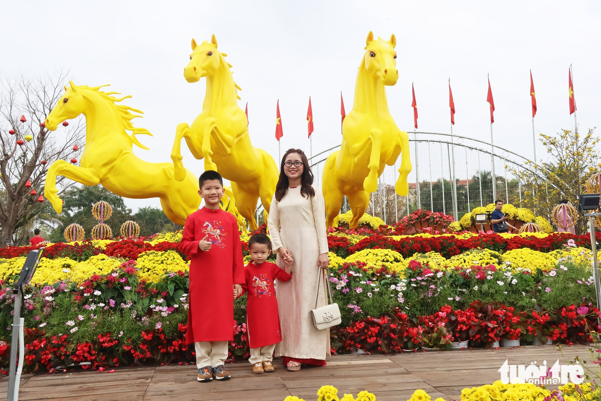 Bộ ba ngựa vàng 'Tam mã phi thiên' ở Đà Nẵng hút khách chiêm ngưỡng, chụp ảnh - Ảnh 4.