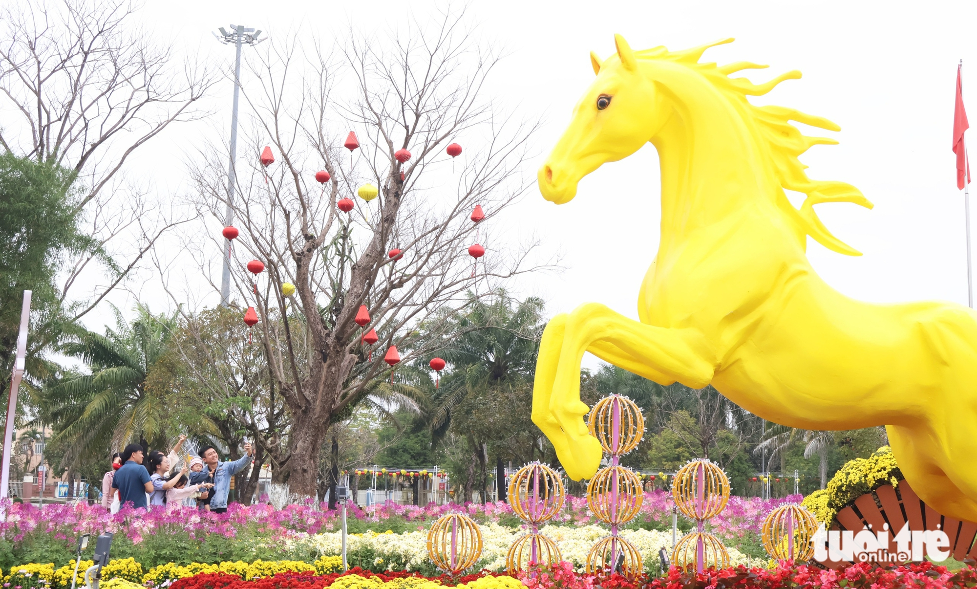 Bộ ba ngựa vàng 'Tam mã phi thiên' ở Đà Nẵng hút khách chiêm ngưỡng, chụp ảnh - Ảnh 7.