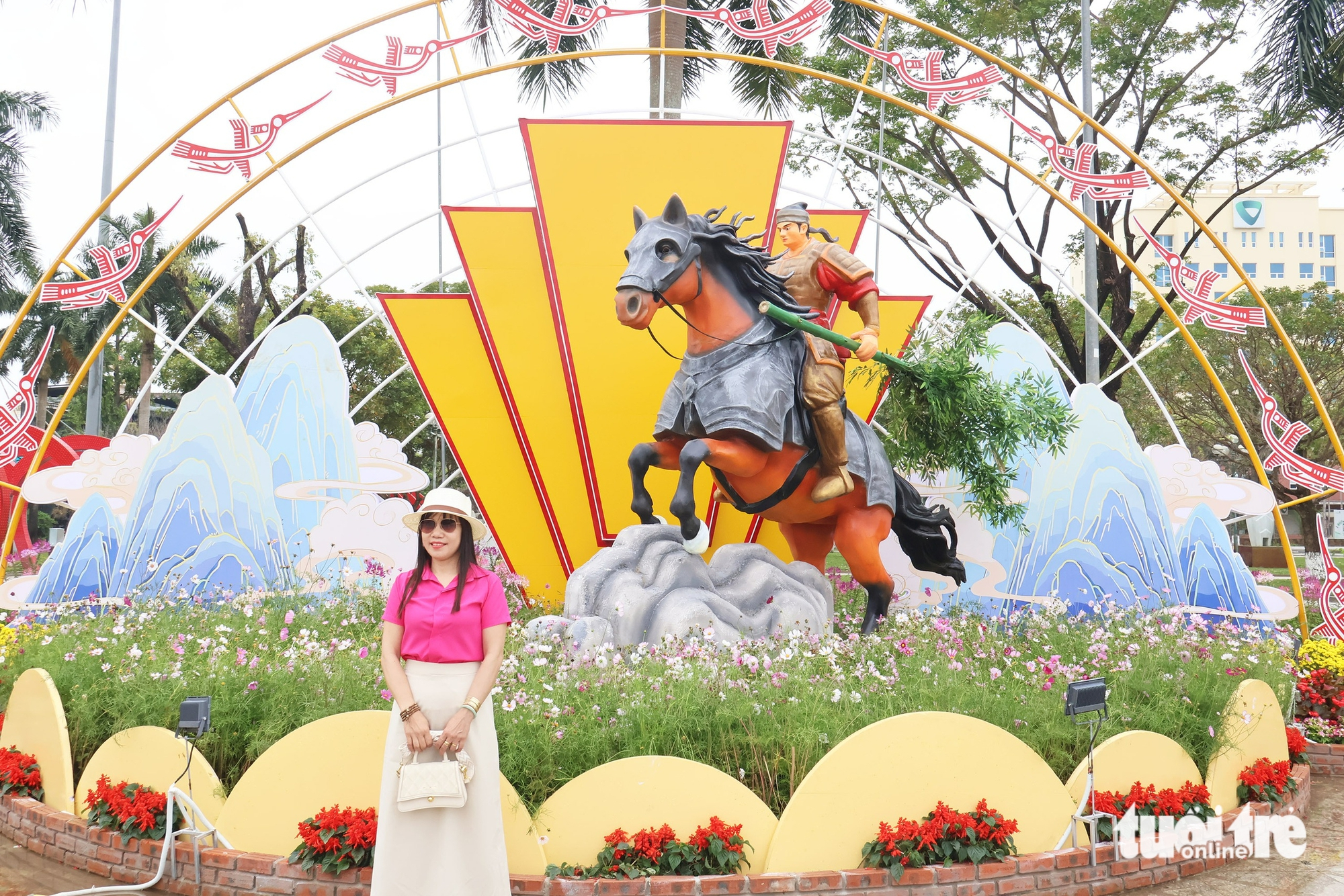 Bộ ba ngựa vàng 'Tam mã phi thiên' ở Đà Nẵng hút khách chiêm ngưỡng, chụp ảnh - Ảnh 10.