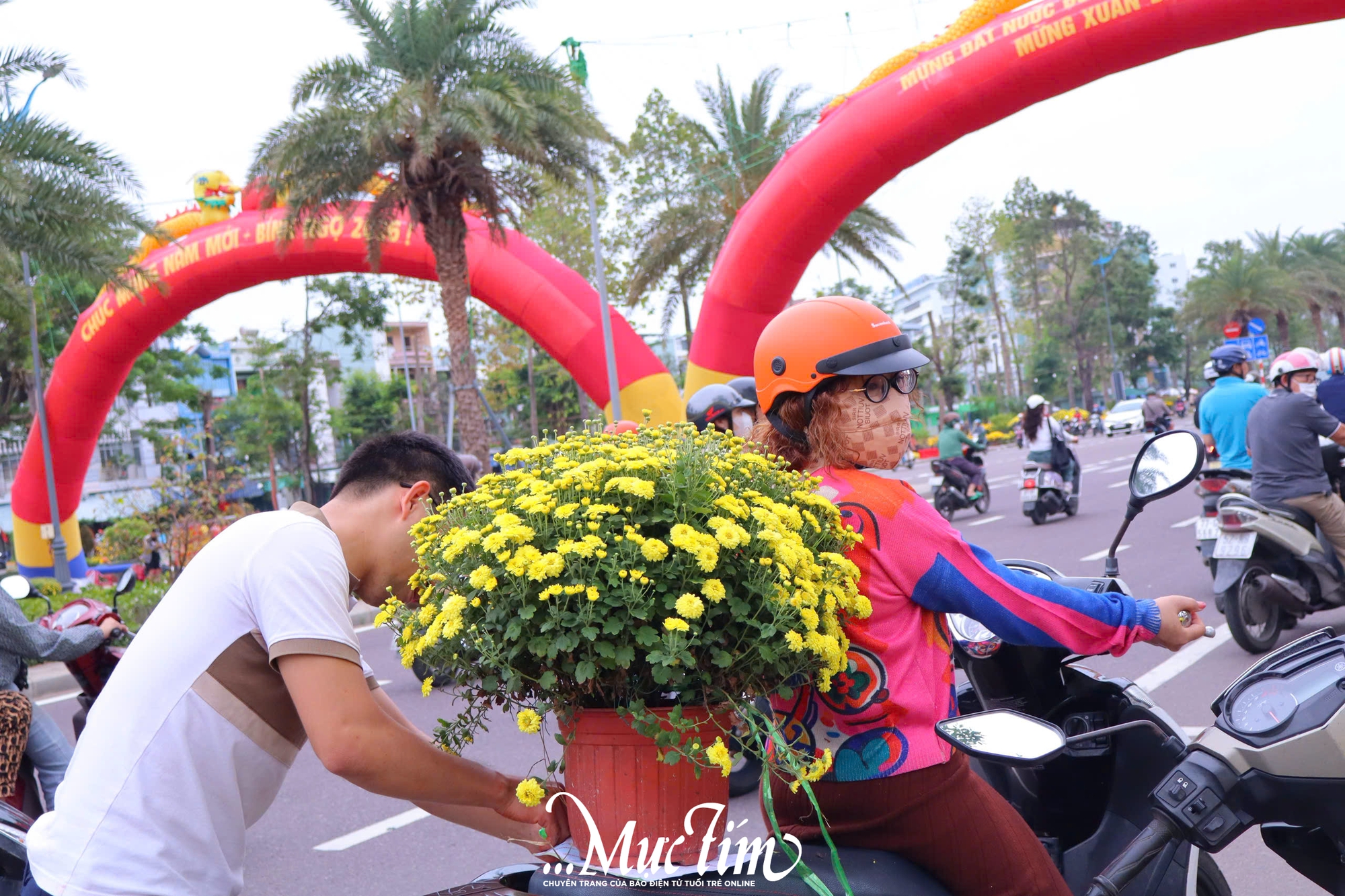 Dạo đường hoa Nguyễn Tất Thành (Gia Lai) ngày 29 Tết- Ảnh 25.