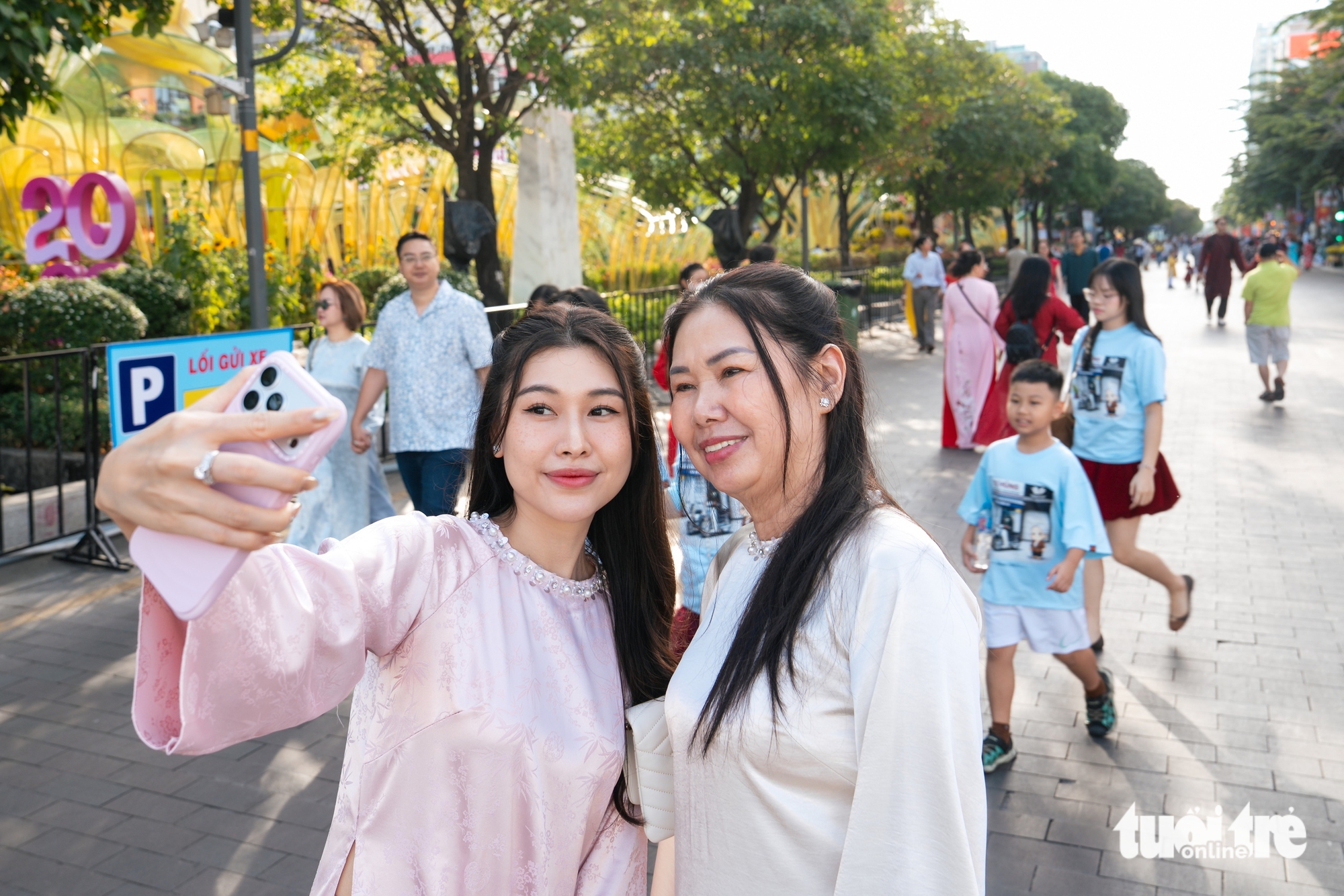 Ngày 29 tháng chạp, người dân du xuân dưới tiết trời nắng gắt ở TP.HCM - Ảnh 6.