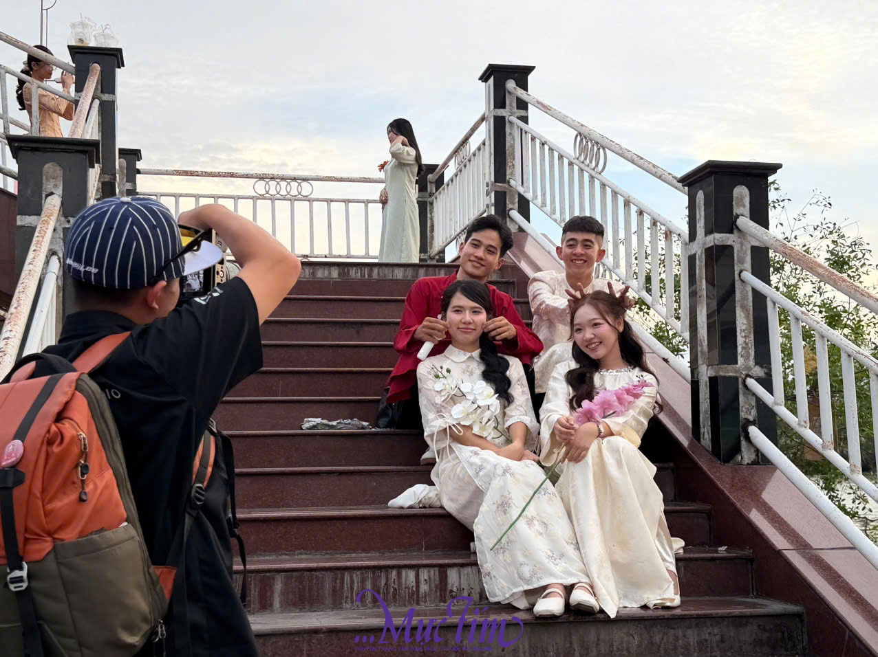 Linh vật ngựa xoay 360 độ hút bạn trẻ check-in tại Vĩnh Long- Ảnh 2.