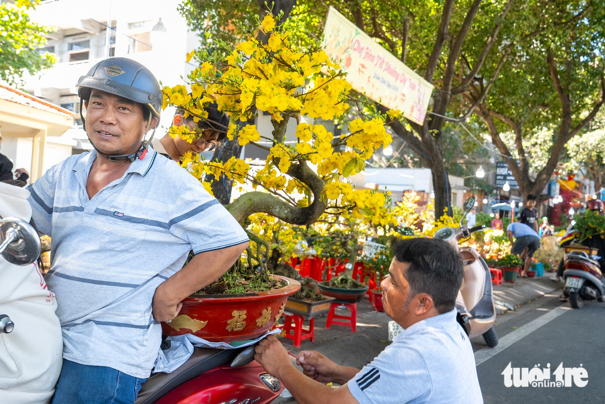 29 Tết rực nắng, hoa Tết TP.HCM đồng loạt hạ giá - Ảnh 5.
