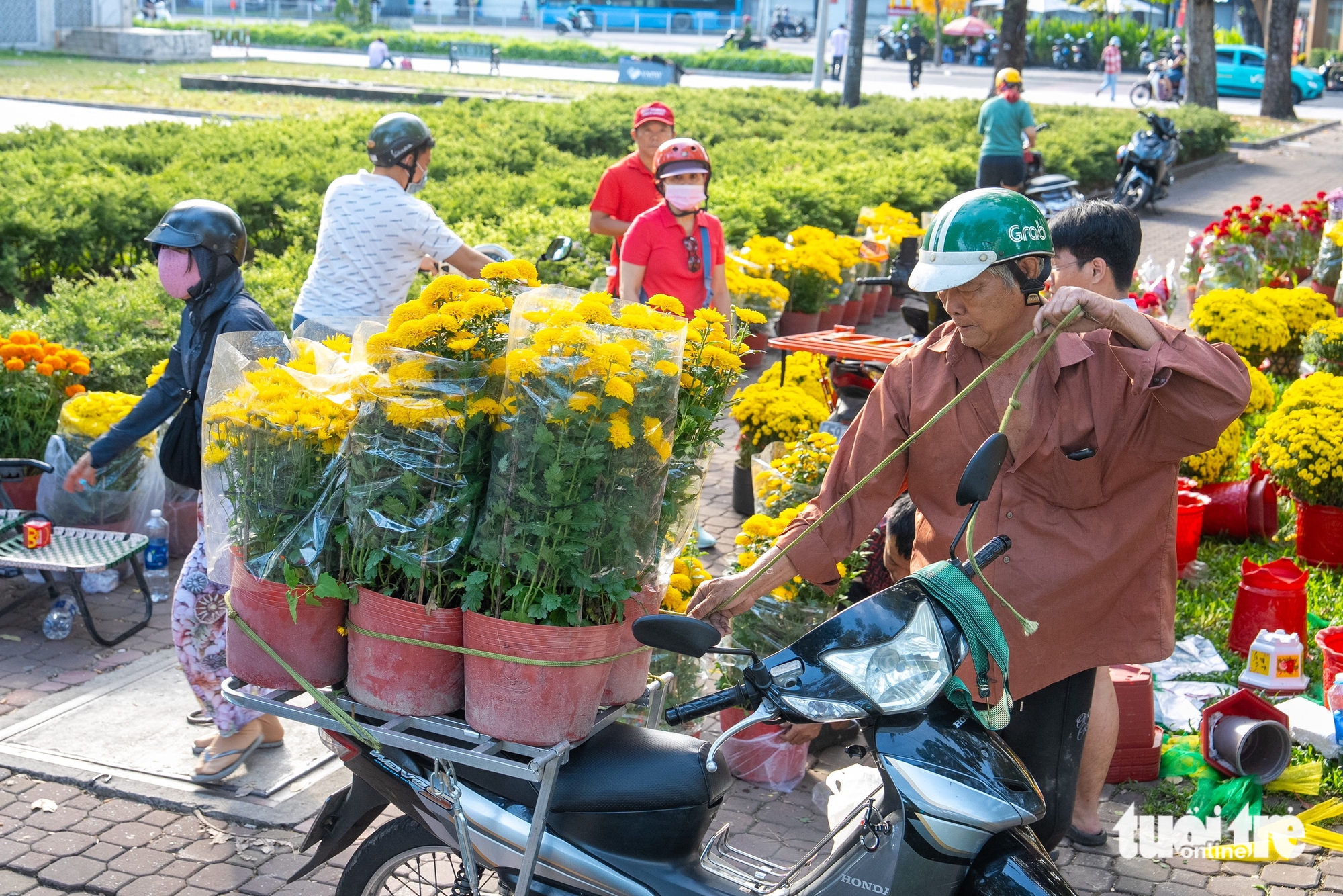 29 Tết rực nắng, hoa Tết TP.HCM đồng loạt hạ giá - Ảnh 8.