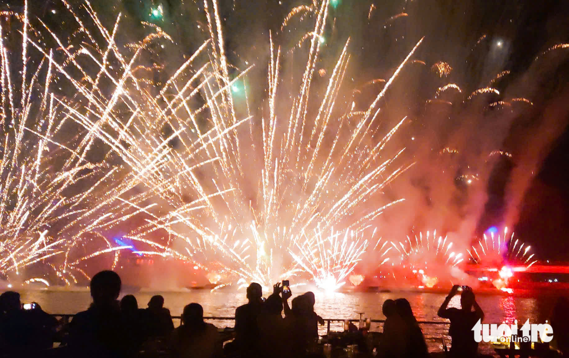 [LIVE BLOG] Fireworks light up the skies across Vietnam to welcome Lunar New Year - Ảnh 13.