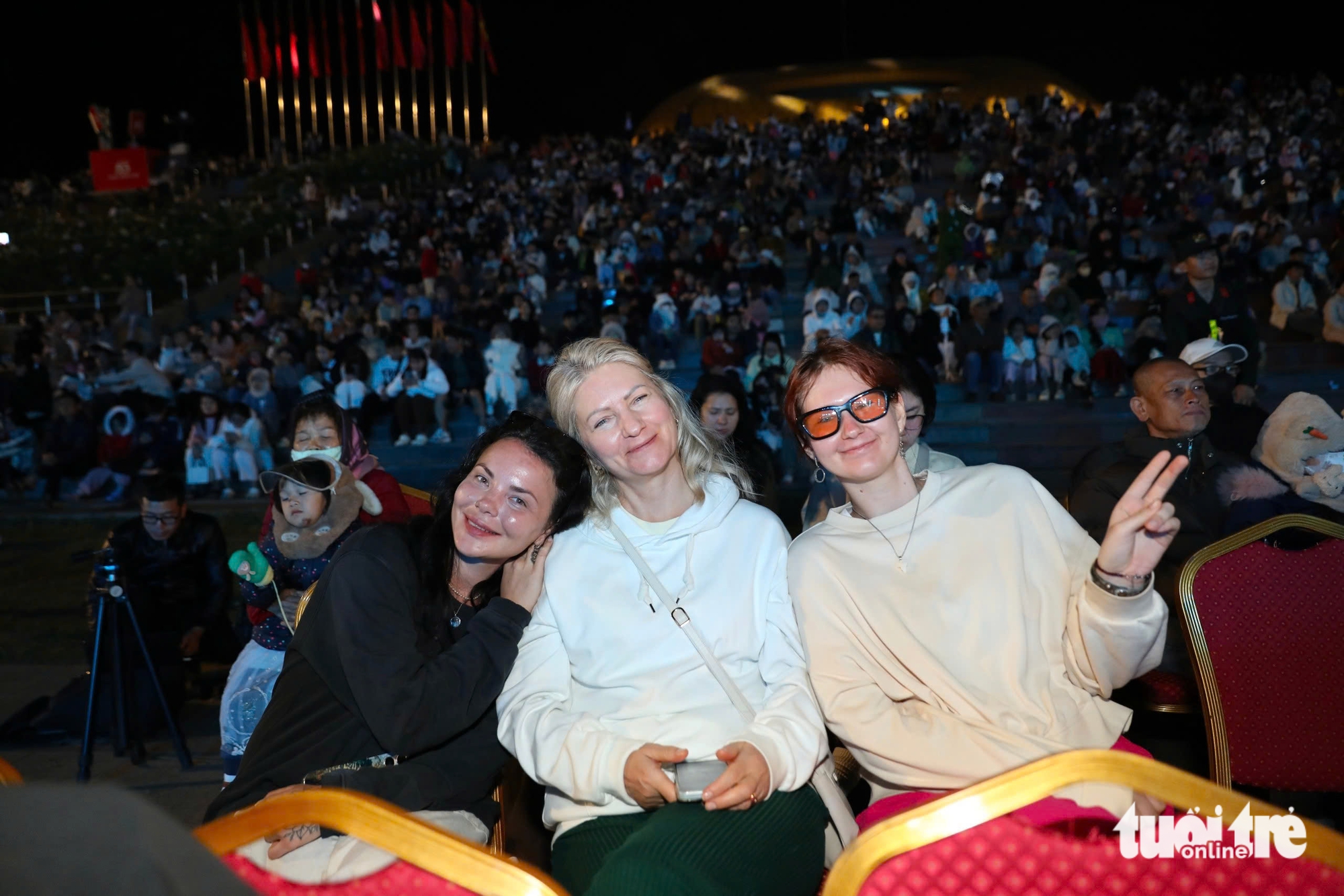 [LIVE BLOG] Fireworks light up the skies across Vietnam to welcome Lunar New Year - Ảnh 7.