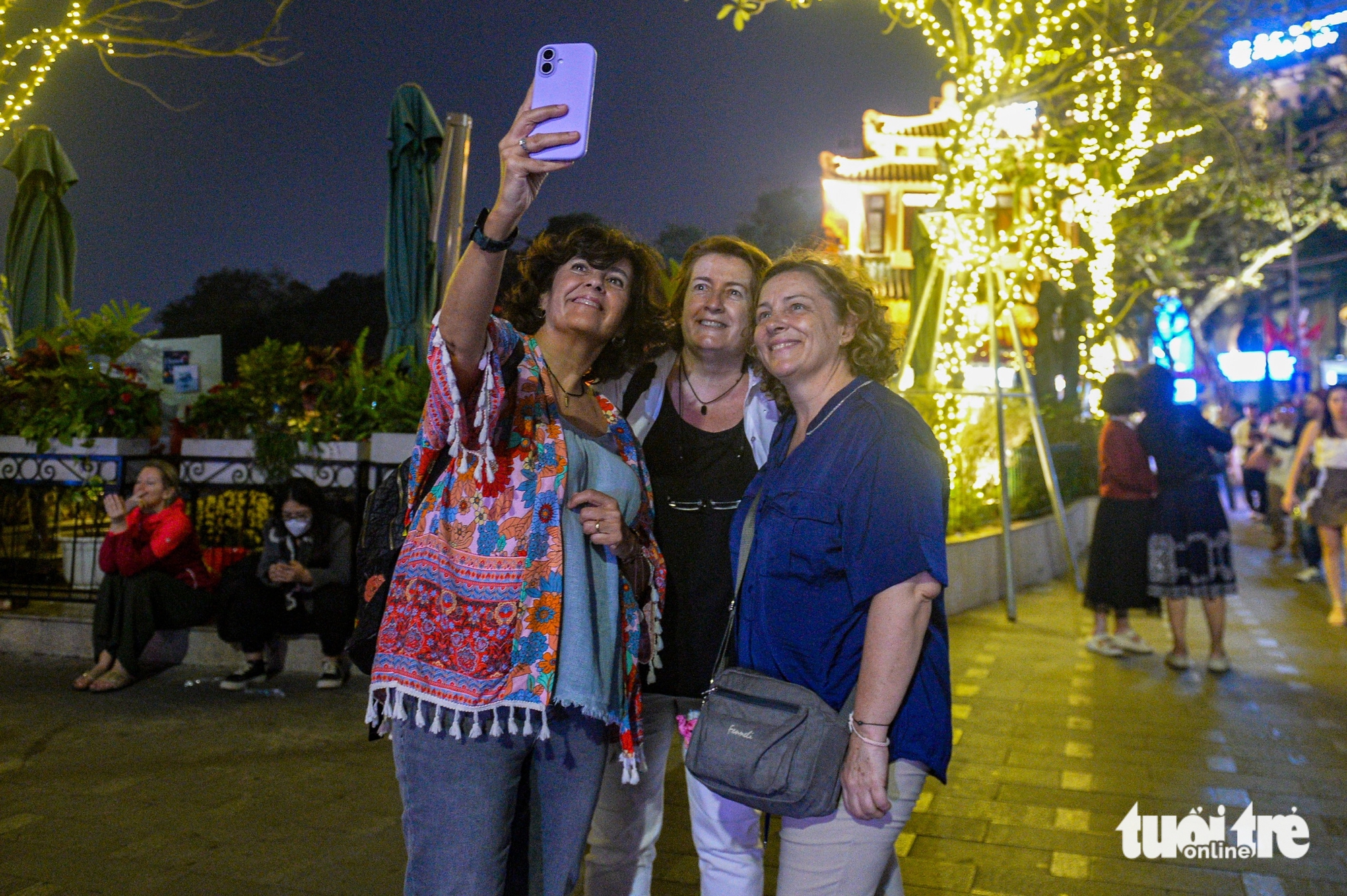 [LIVE BLOG] Fireworks light up the skies across Vietnam to welcome Lunar New Year - Ảnh 8.