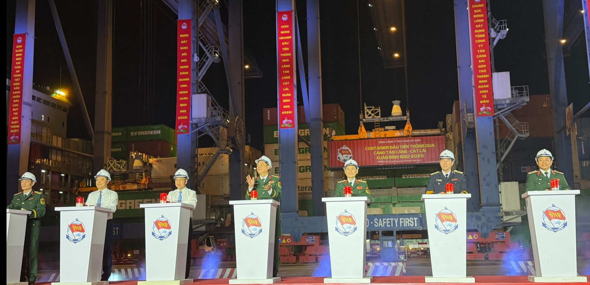 Giao thừa nhộn nhịp tại Cát Lái: những chuyến tàu hàng đầu xuân, tăng tốc sản xuất - Ảnh 1.