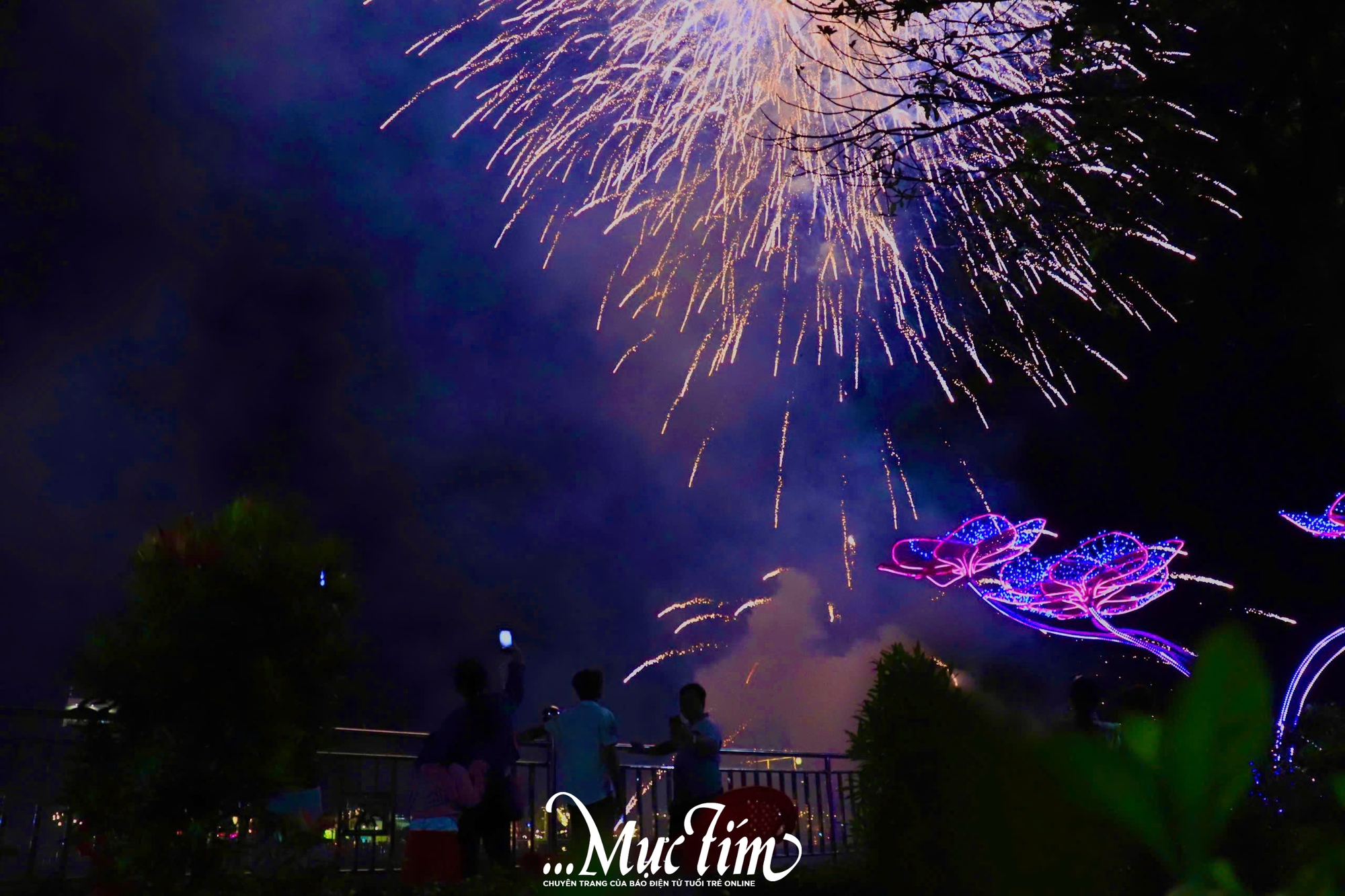 Phường Ngã Bảy (TP Cần Thơ) rực rỡ pháo hoa chào năm mới - Ảnh 1.