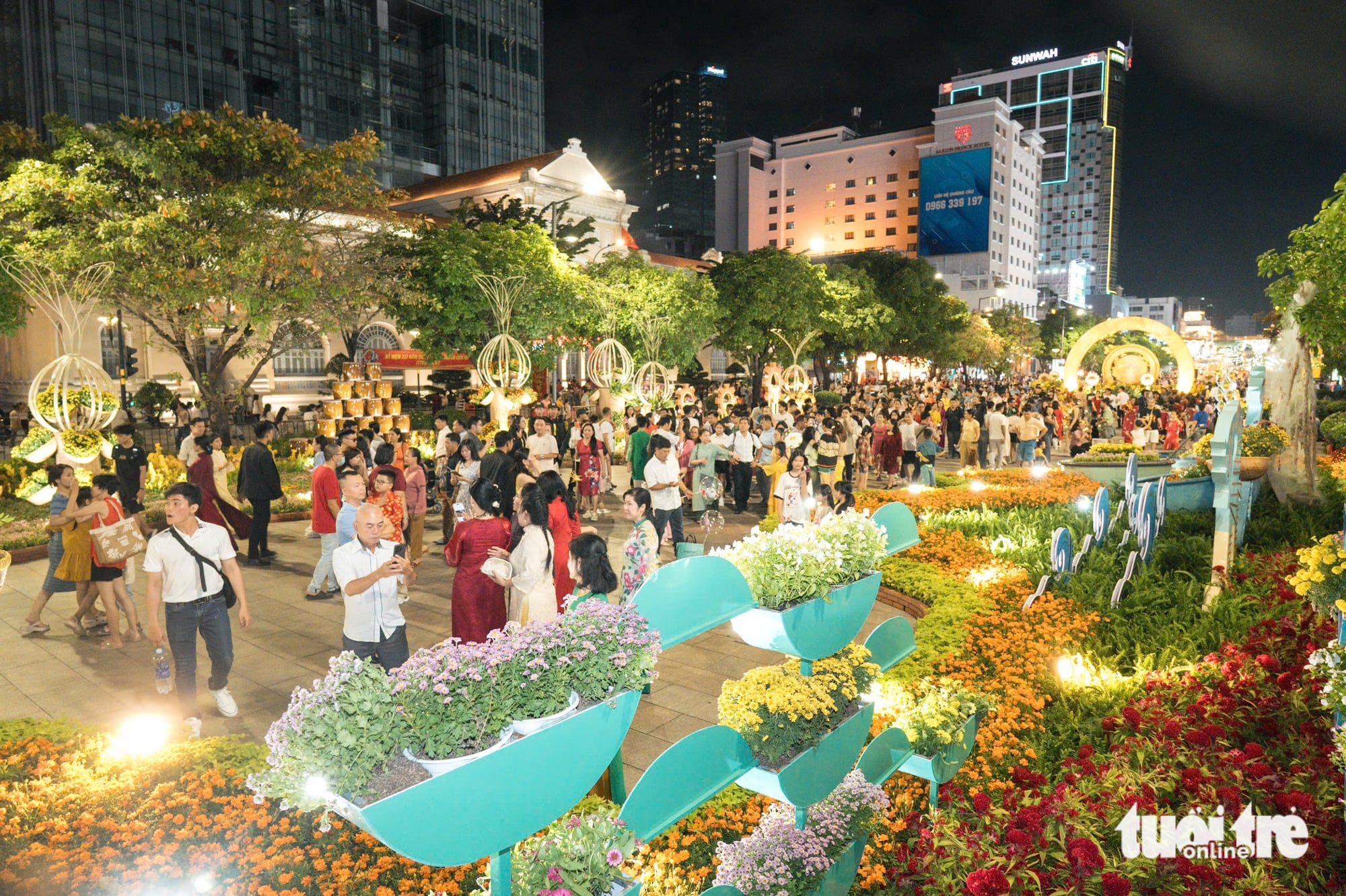 Ho Chi Minh City flower street debuts first night edition at Tet 2026 opening- Ảnh 8.