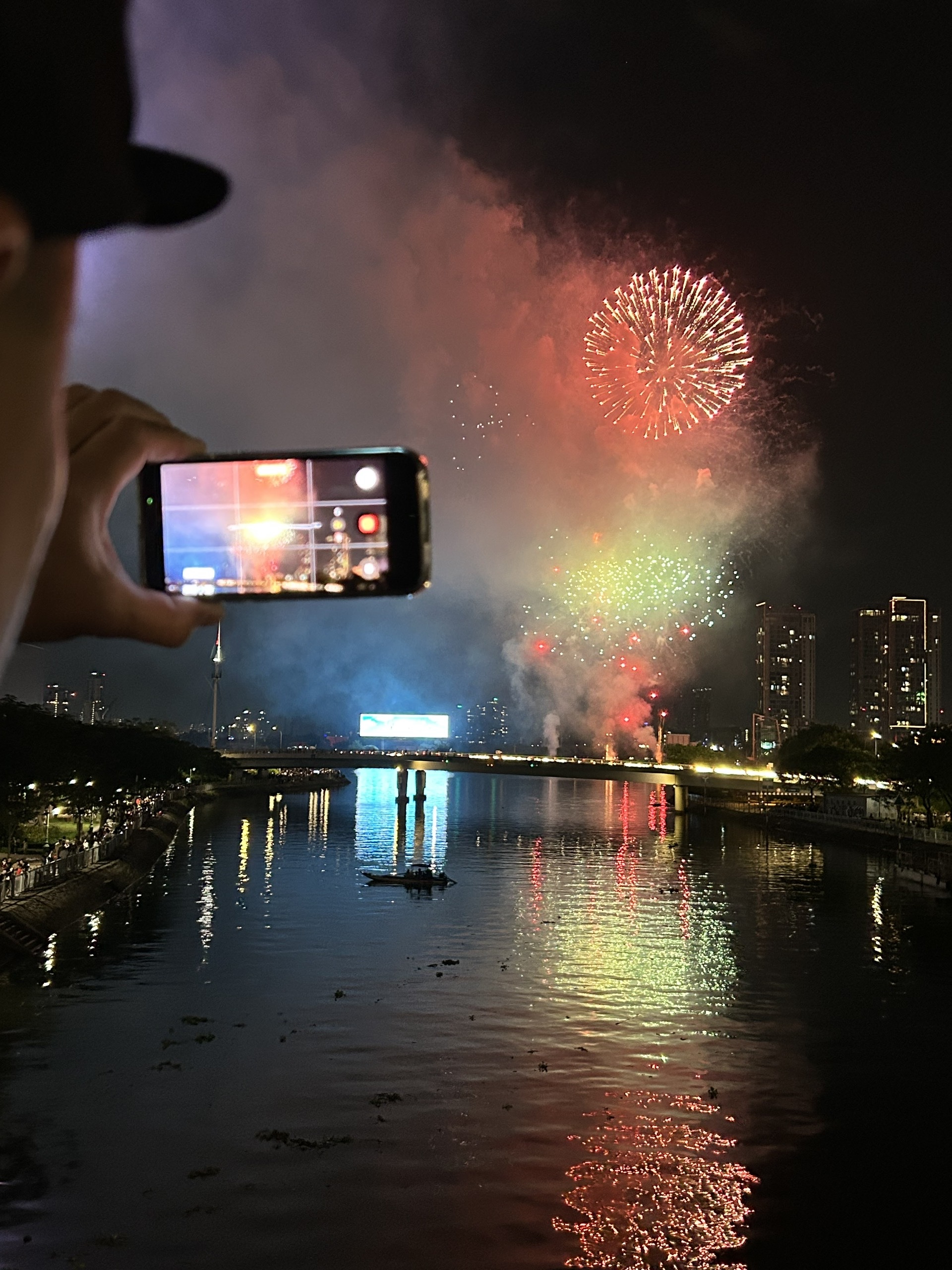 [LIVE BLOG] Fireworks light up the skies across Vietnam to welcome Lunar New Year - Ảnh 1.