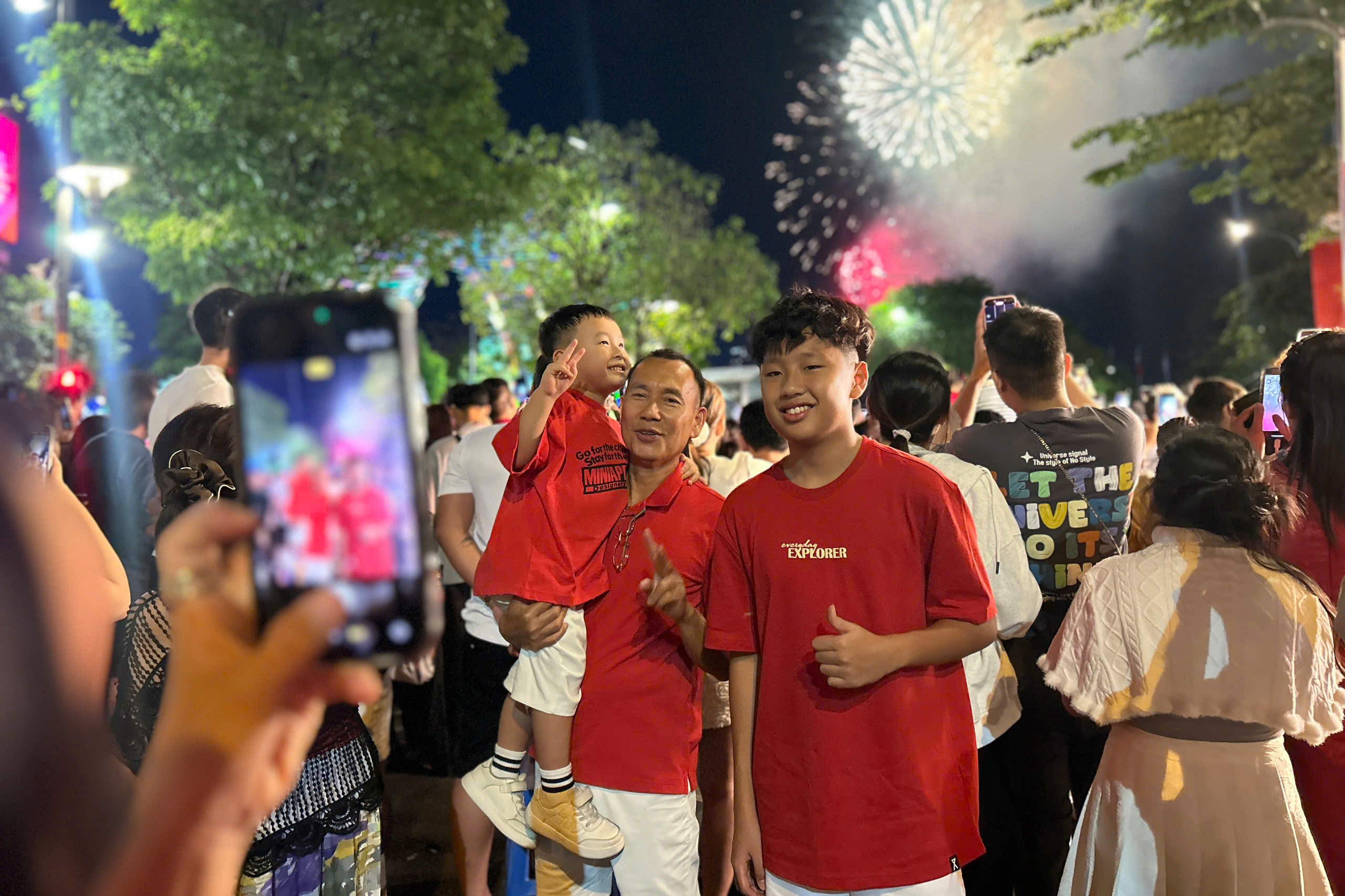 [LIVE BLOG] Fireworks light up the skies across Vietnam to welcome Lunar New Year - Ảnh 3.