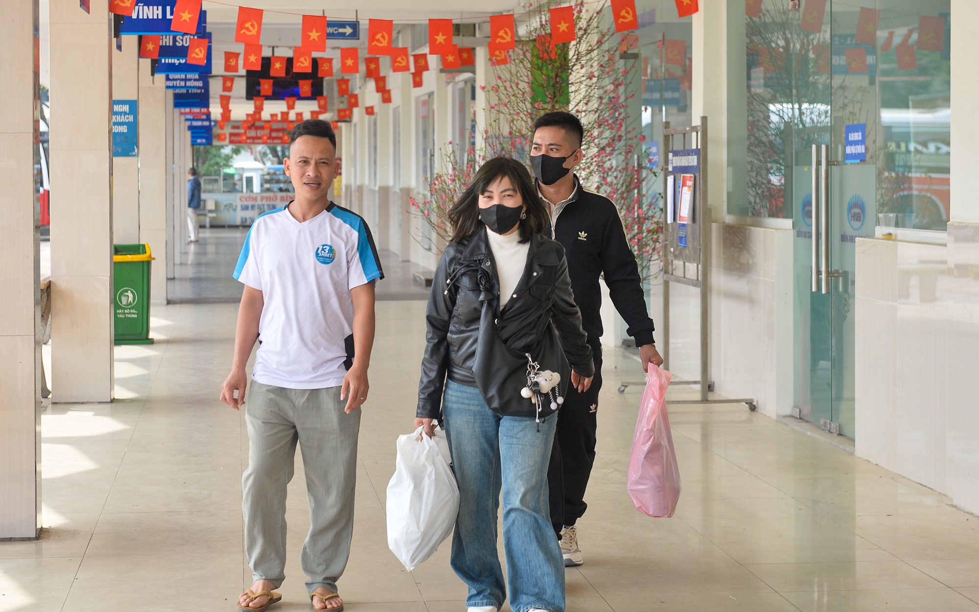 Không khí gấp gáp tại các bến xe Hà Nội ngày cuối năm, ai cũng hướng về quê sum họp