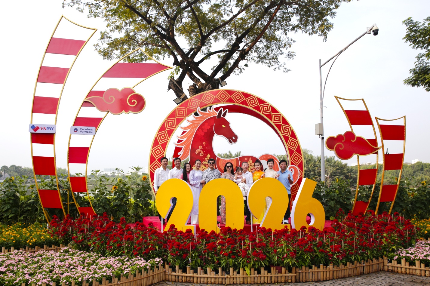 Những khoảnh khắc gắn kết trên Đường hoa Phú Mỹ Hưng 2026 - Ảnh 1.