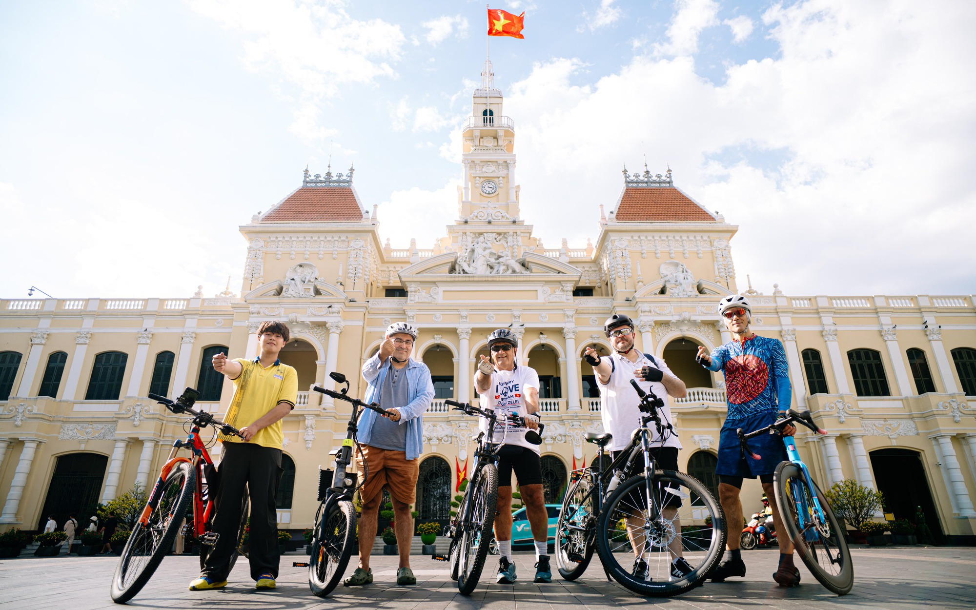 Người đàn ông Hungary đạp xe xuyên Việt mang thông điệp hòa bình và môi trường