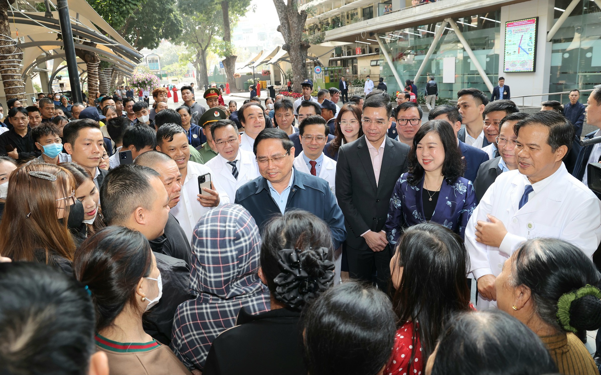 Thủ tướng Phạm Minh Chính thăm bệnh nhân, động viên y tế dịp Tết tại Bạch Mai và Việt Đức