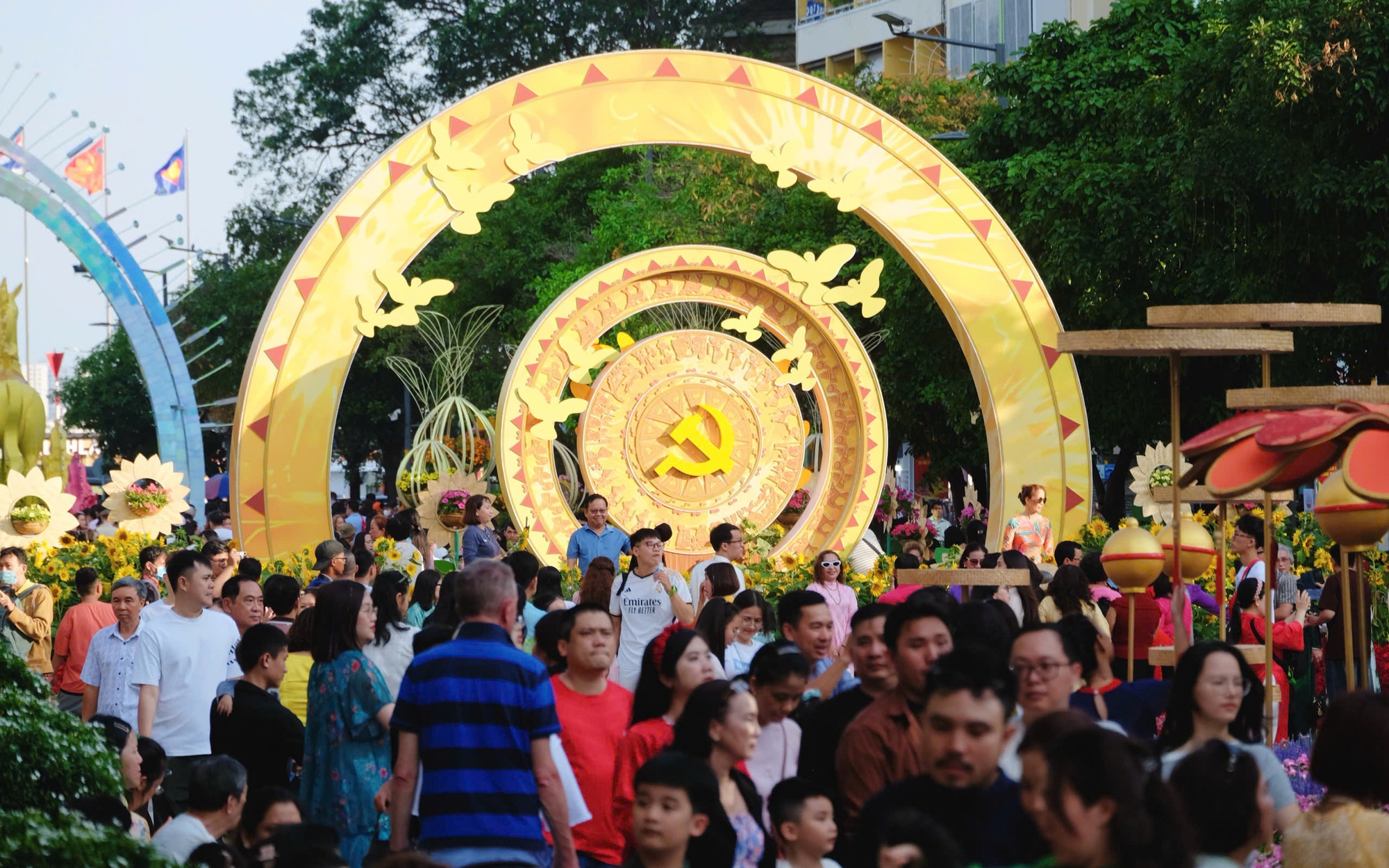 Hàng Ngàn Người Đổ Về Vườn Hoa Lý Thái Tổ Đón Giao Thừa 2026