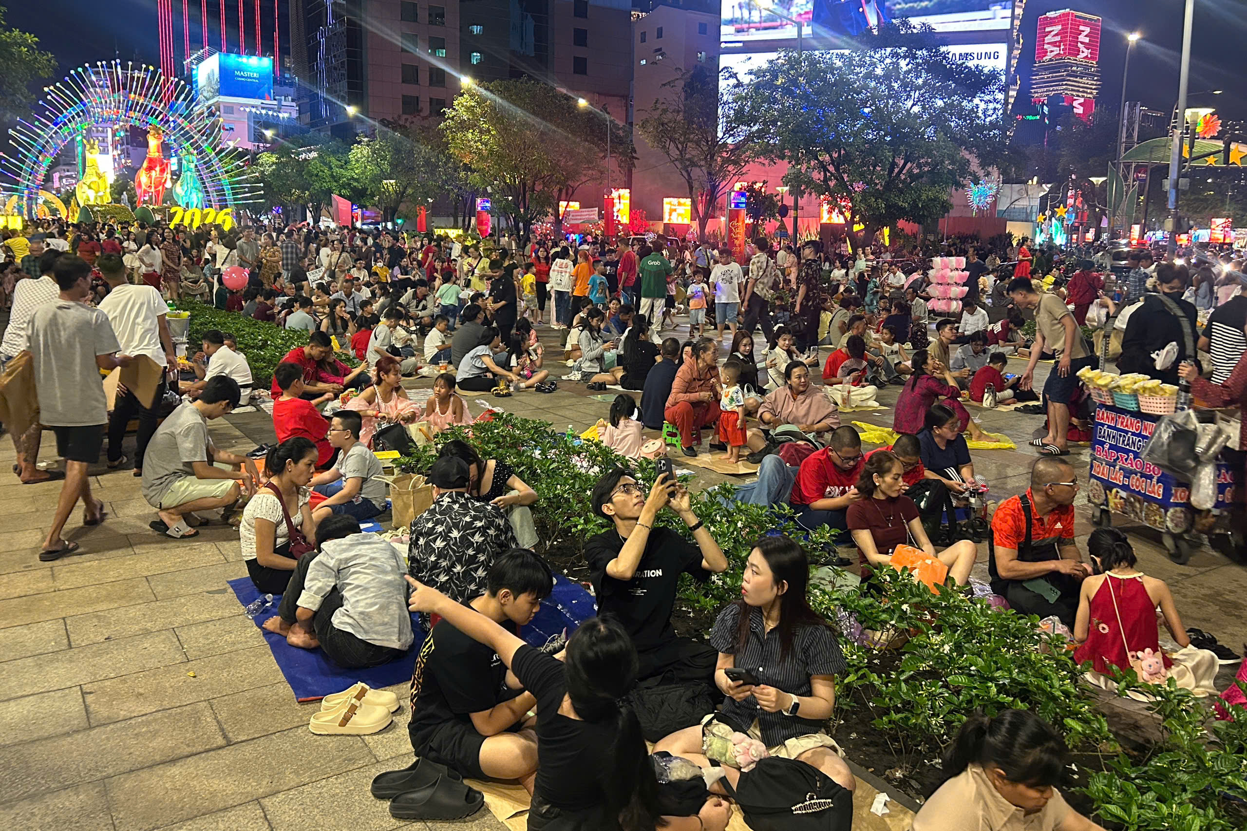 [LIVE BLOG] Fireworks light up the skies across Vietnam to welcome Lunar New Year - Ảnh 10.