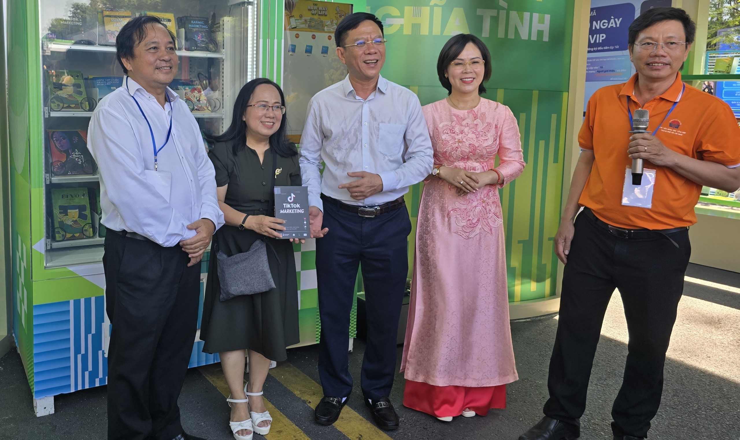 Độc lạ Lễ hội đường sách xuân 2026: lì xì sách bằng máy ATM - Ảnh 1.