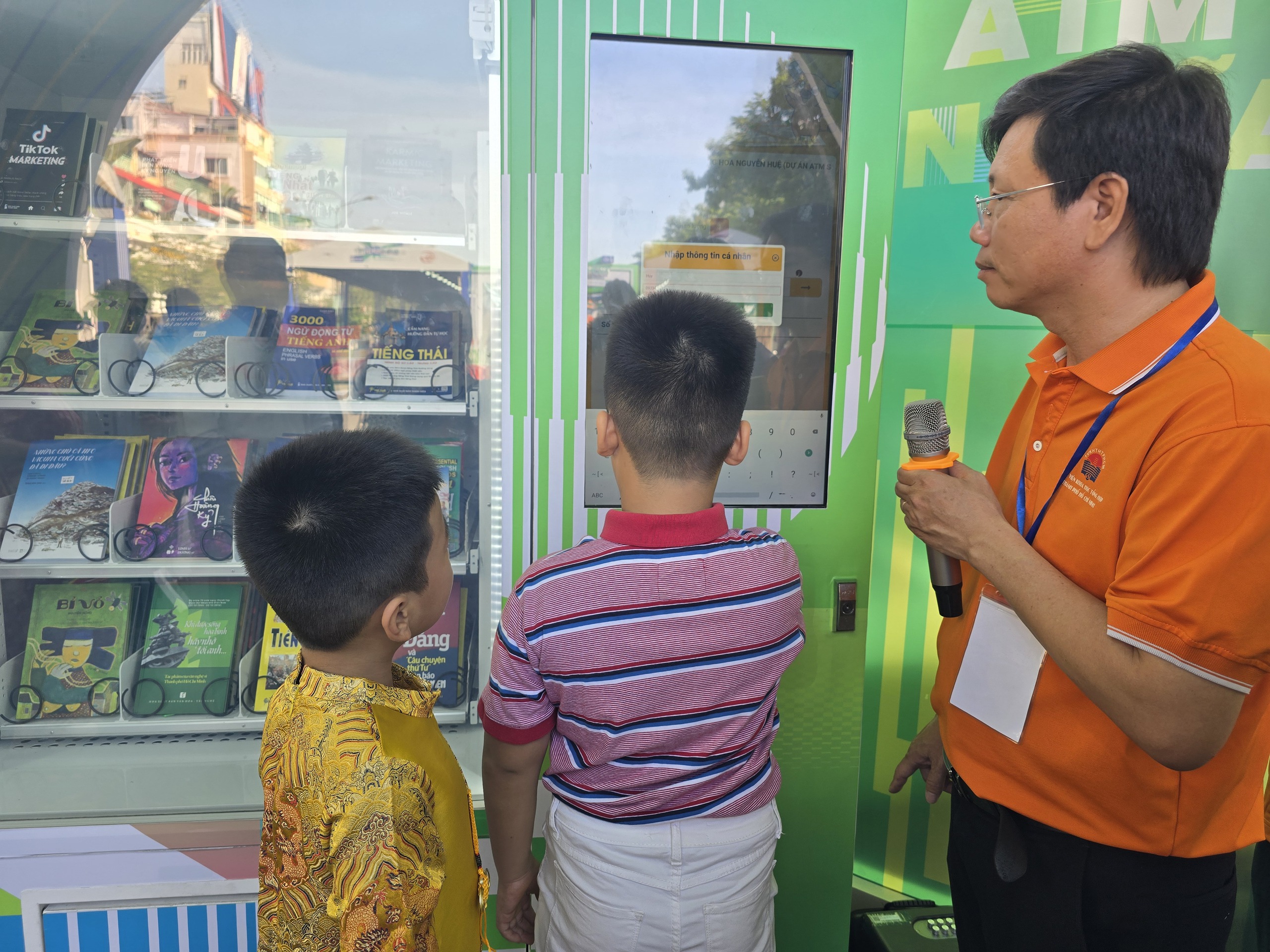 Độc lạ Lễ hội đường sách xuân 2026: lì xì sách bằng máy ATM - Ảnh 3.