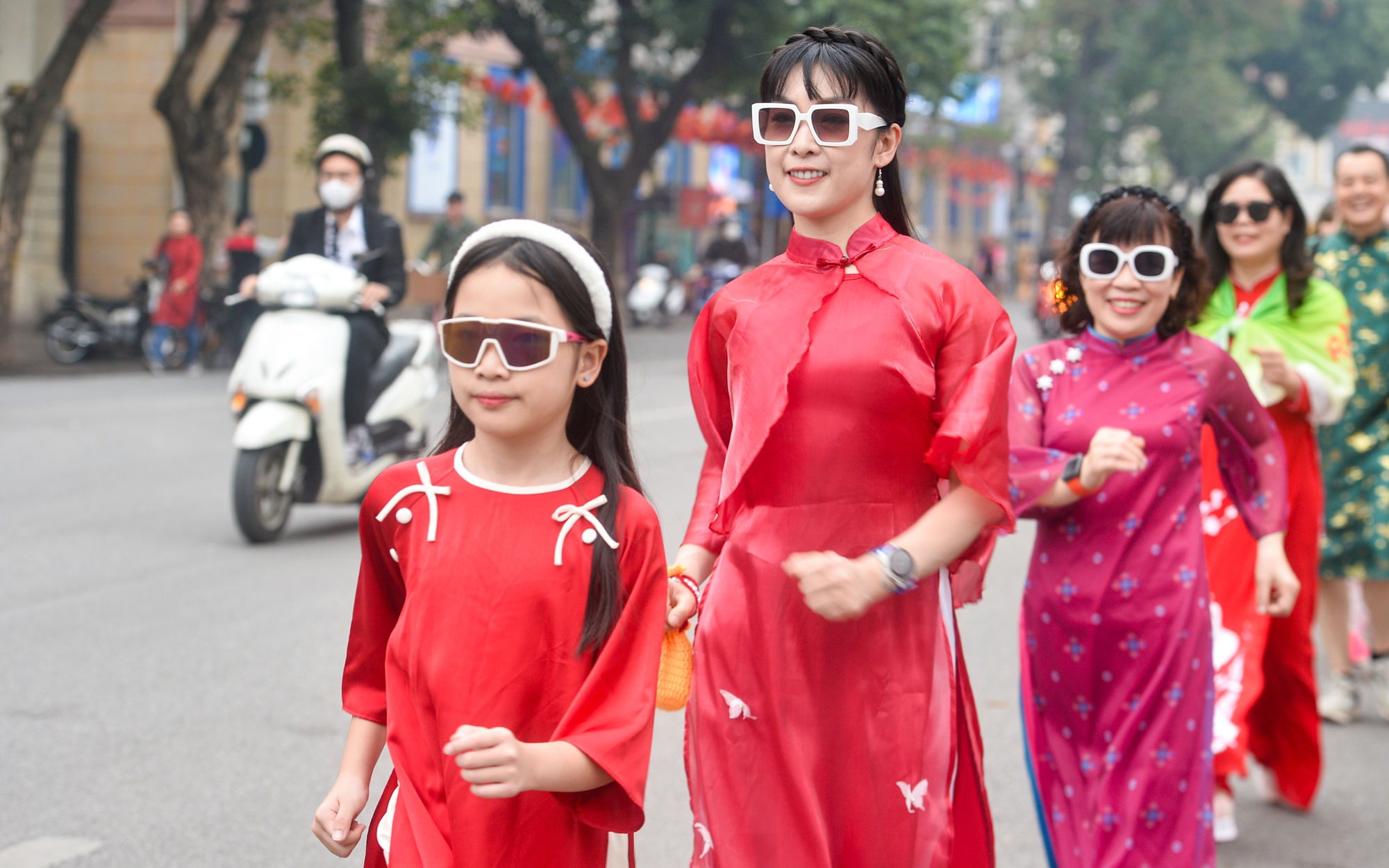 Hà Nội rộn ràng sáng mùng 1 Tết Bính Ngọ: Người dân tận hưởng tiết trời đẹp quanh Hồ Gươm