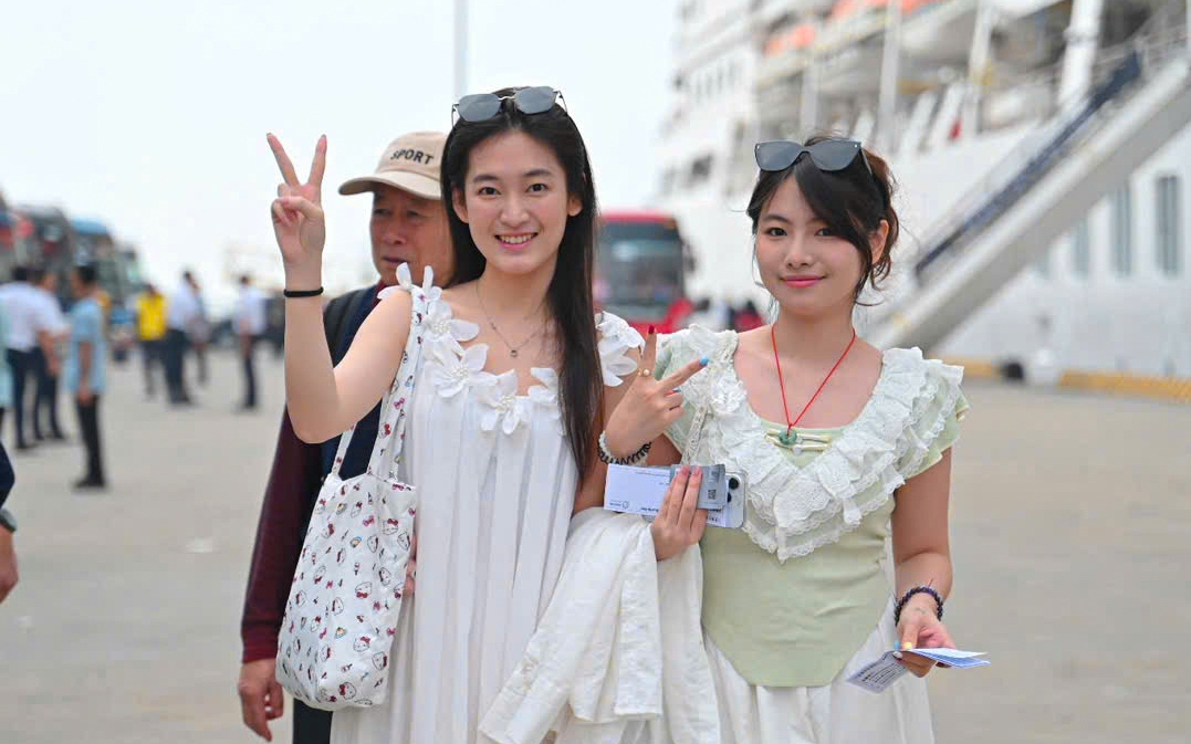 Hạ Long Đón Những Chuyến Tàu Đầu Năm, Khởi Đầu Mùa Du Lịch Sôi Động
