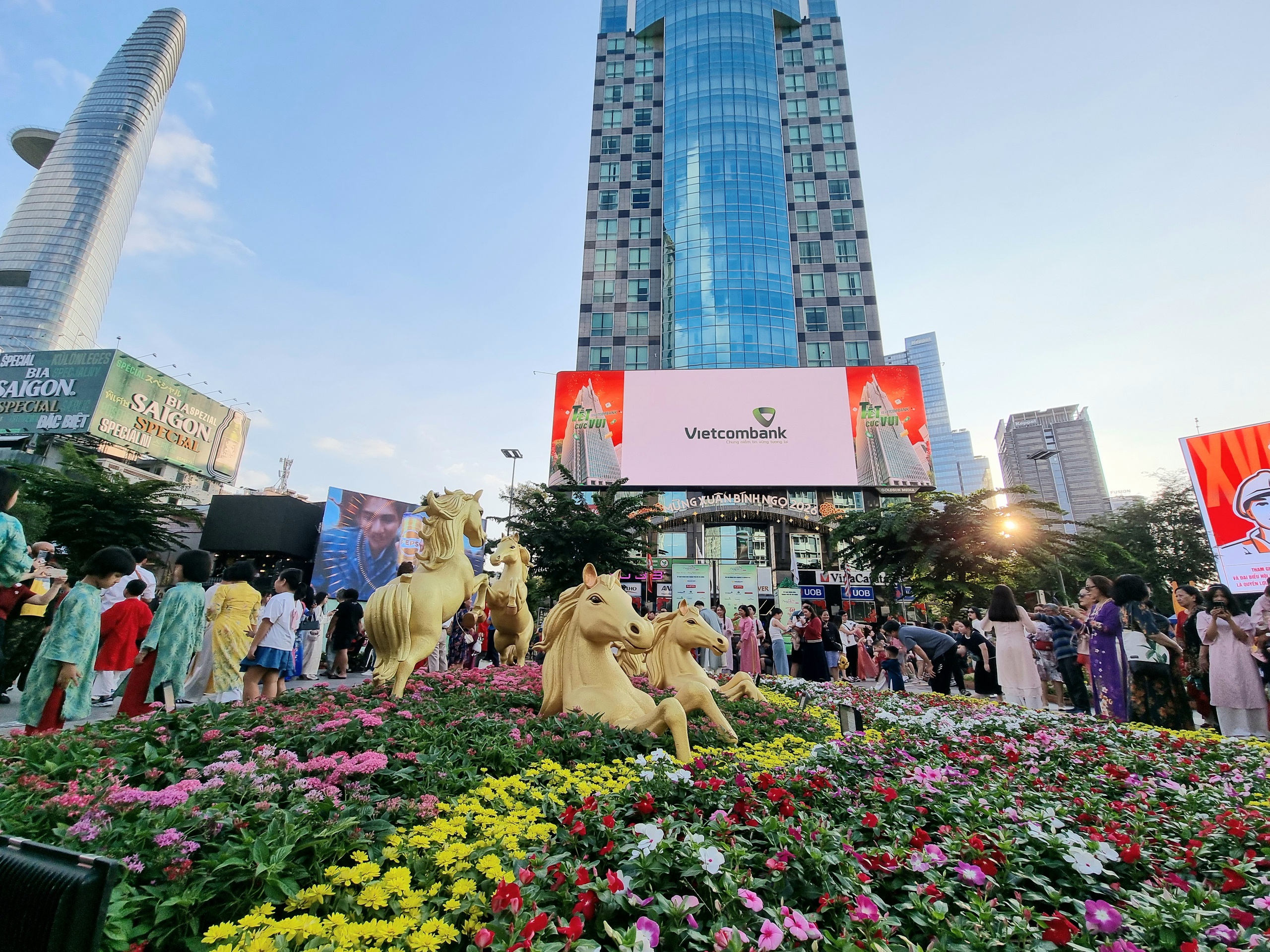 Vietcombank đồng hành Đường hoa Nguyễn Huệ, lan tỏa “Tết Cực Vui” - Ảnh 1.
