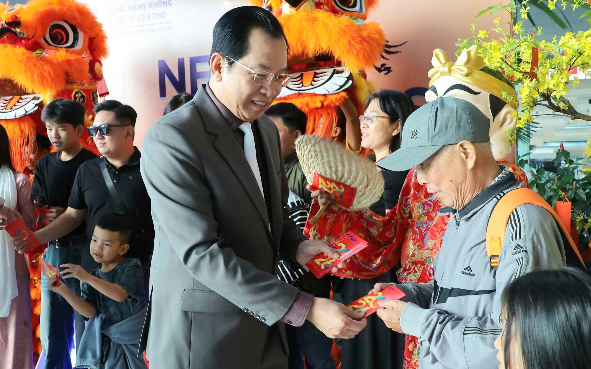 Phó Chủ tịch Cần Thơ lì xì hành khách chuyến bay đầu tiên ngày Tết Bính Ngọ 2026
