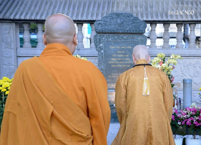 Hòa thượng Thích Trí Quảng tưởng niệm đồng bào tử vong vì COVID-19 tại công viên số 1 Lý Thái Tổ - Ảnh 1.