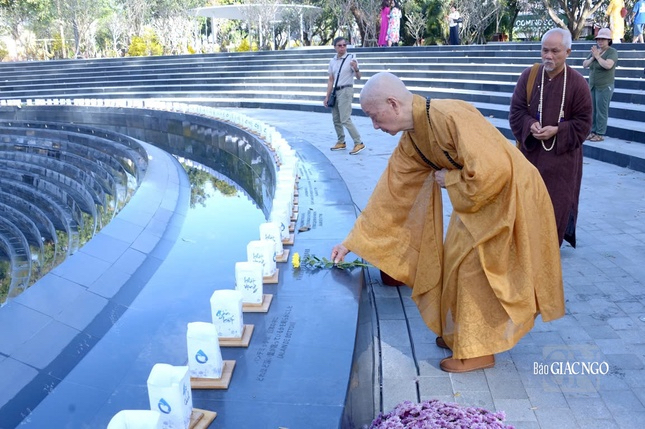 Hòa thượng Thích Trí Quảng tưởng niệm đồng bào tử vong vì COVID-19 tại công viên số 1 Lý Thái Tổ - Ảnh 4.