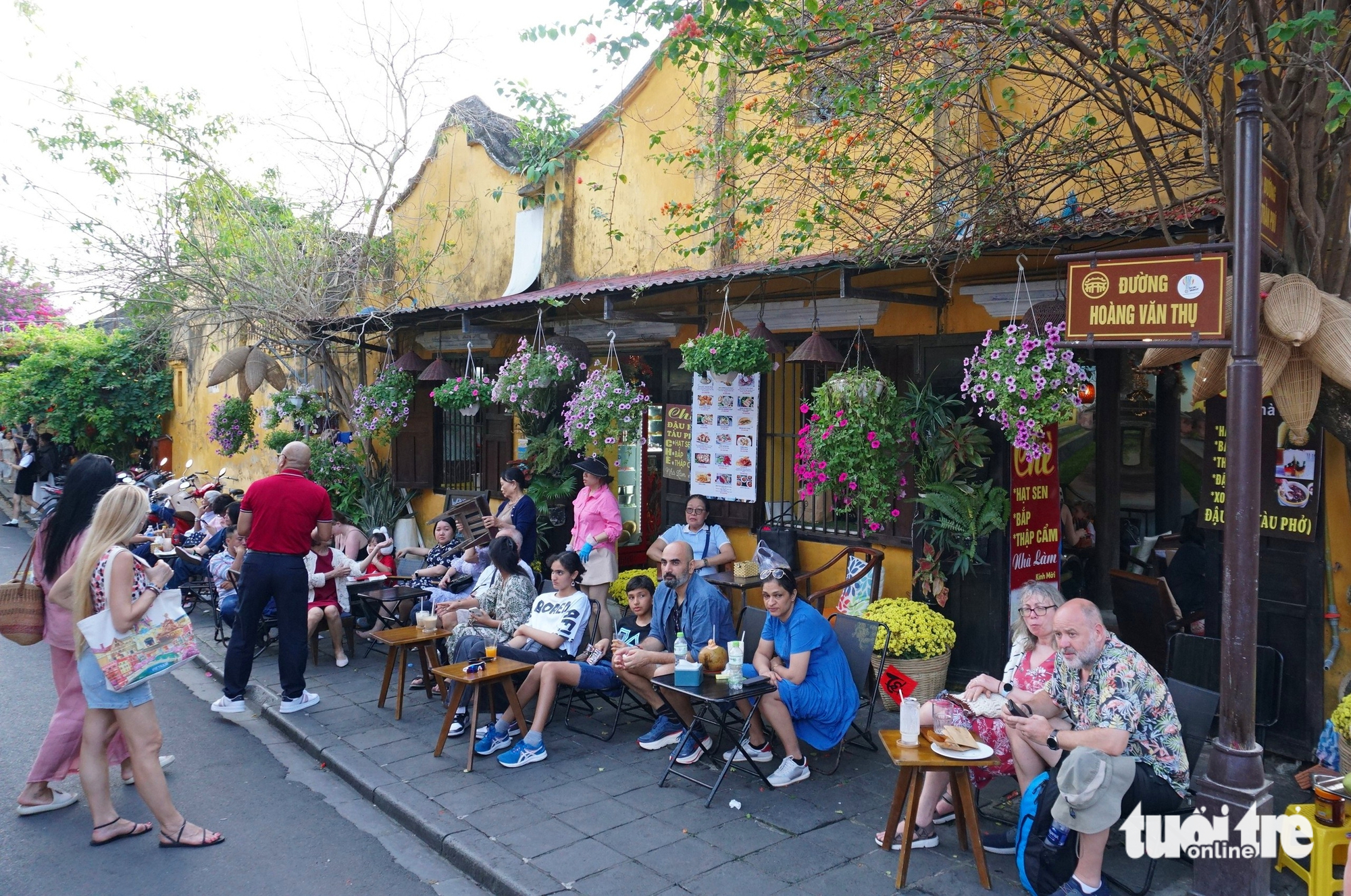 Crowds flood Hoi An ancient town on Lunar New Year’s Day- Ảnh 3.