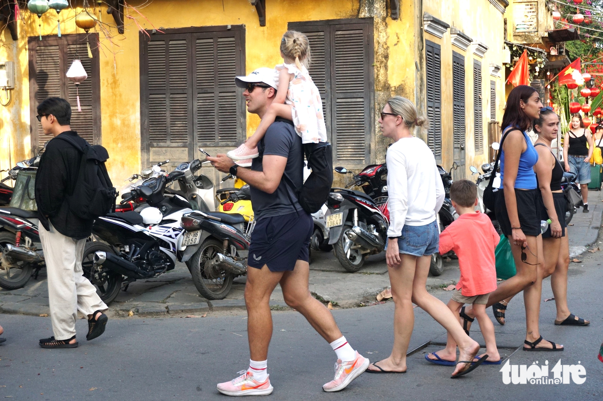 Crowds flood Hoi An ancient town on Lunar New Year’s Day- Ảnh 5.
