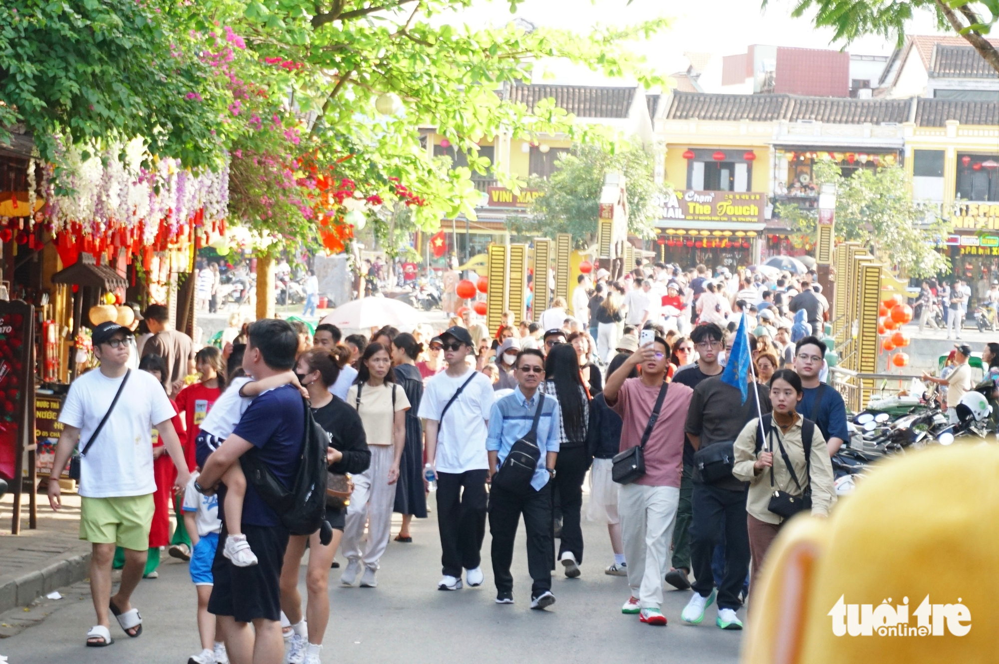 Crowds flood Hoi An ancient town on Lunar New Year’s Day- Ảnh 6.