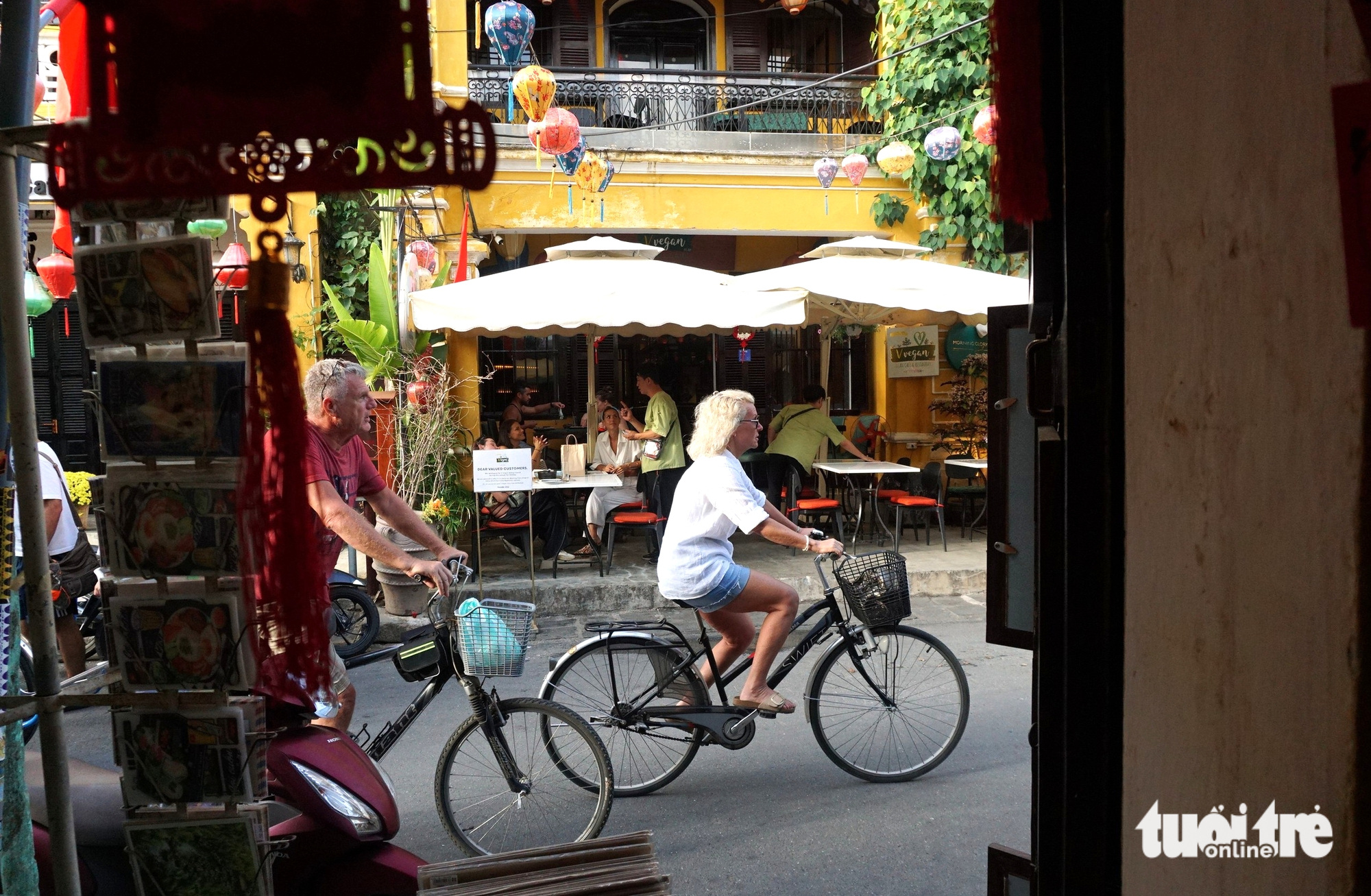 Crowds flood Hoi An ancient town on Lunar New Year’s Day- Ảnh 7.