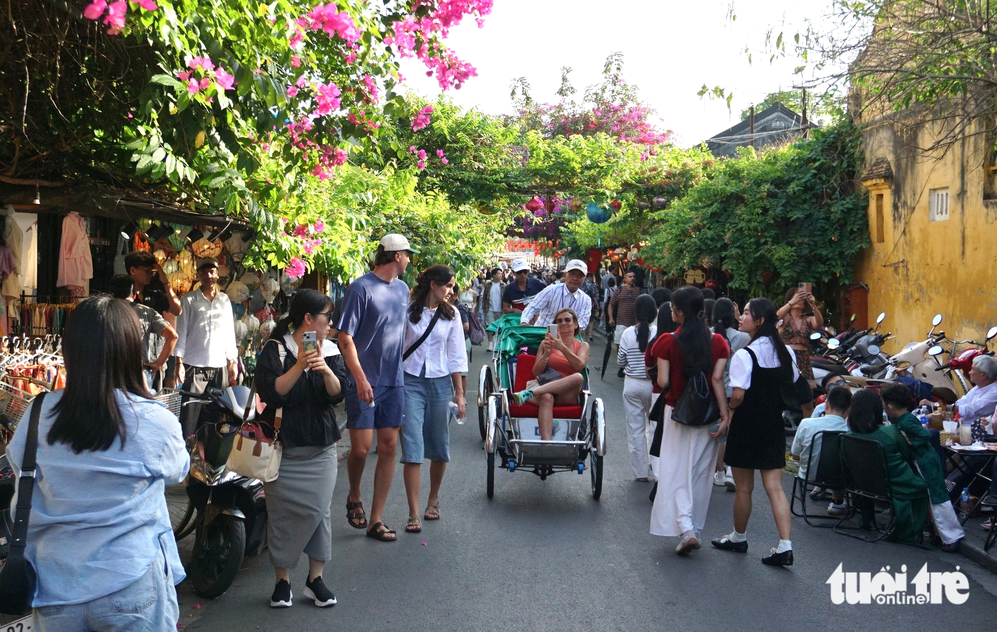 Crowds flood Hoi An ancient town on Lunar New Year’s Day- Ảnh 8.