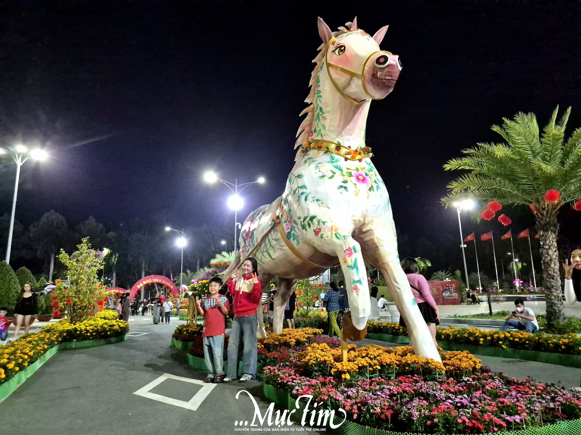 Check-in linh vật ngựa chở đầy hoa tại phường Sa Đéc (Đồng Tháp)- Ảnh 1. Check-in linh vật ngựa chở đầy hoa tại phường Sa Đéc (Đồng Tháp)- Ảnh 1.