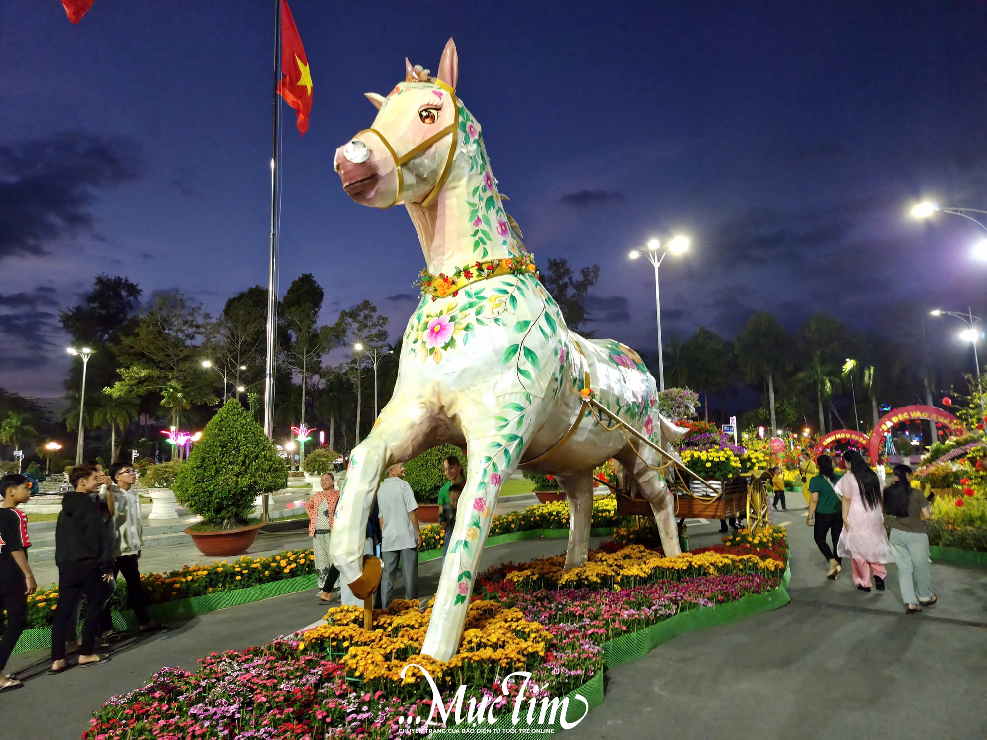 Check-in linh vật ngựa chở đầy hoa tại phường Sa Đéc (Đồng Tháp)- Ảnh 2. Check-in linh vật ngựa chở đầy hoa tại phường Sa Đéc (Đồng Tháp)- Ảnh 2.