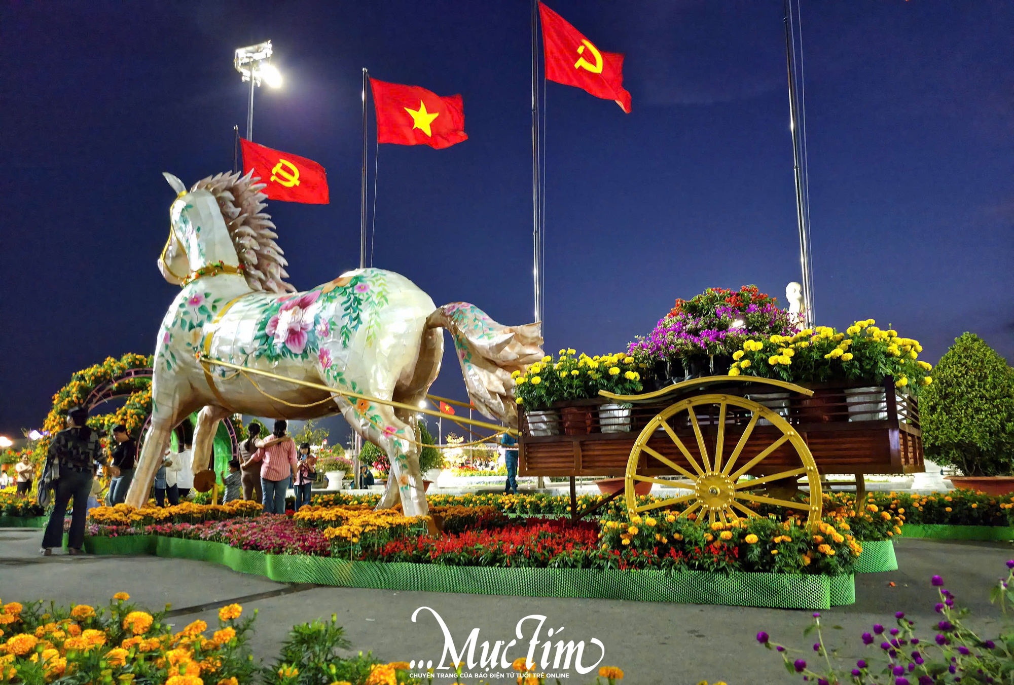 Check-in linh vật ngựa chở đầy hoa tại phường Sa Đéc (Đồng Tháp)- Ảnh 3. Check-in linh vật ngựa chở đầy hoa tại phường Sa Đéc (Đồng Tháp)- Ảnh 3.