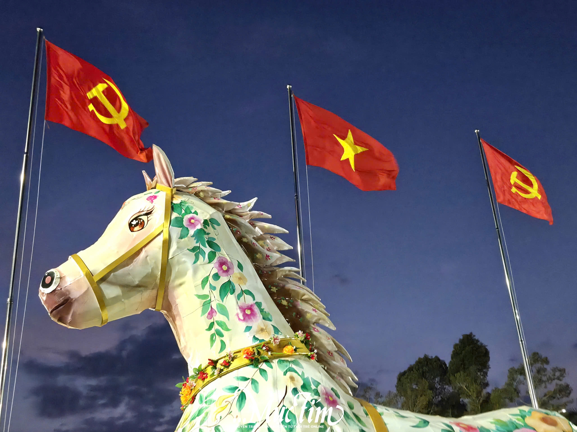 Check-in linh vật ngựa chở đầy hoa tại phường Sa Đéc (Đồng Tháp)- Ảnh 4. Check-in linh vật ngựa chở đầy hoa tại phường Sa Đéc (Đồng Tháp)- Ảnh 4.