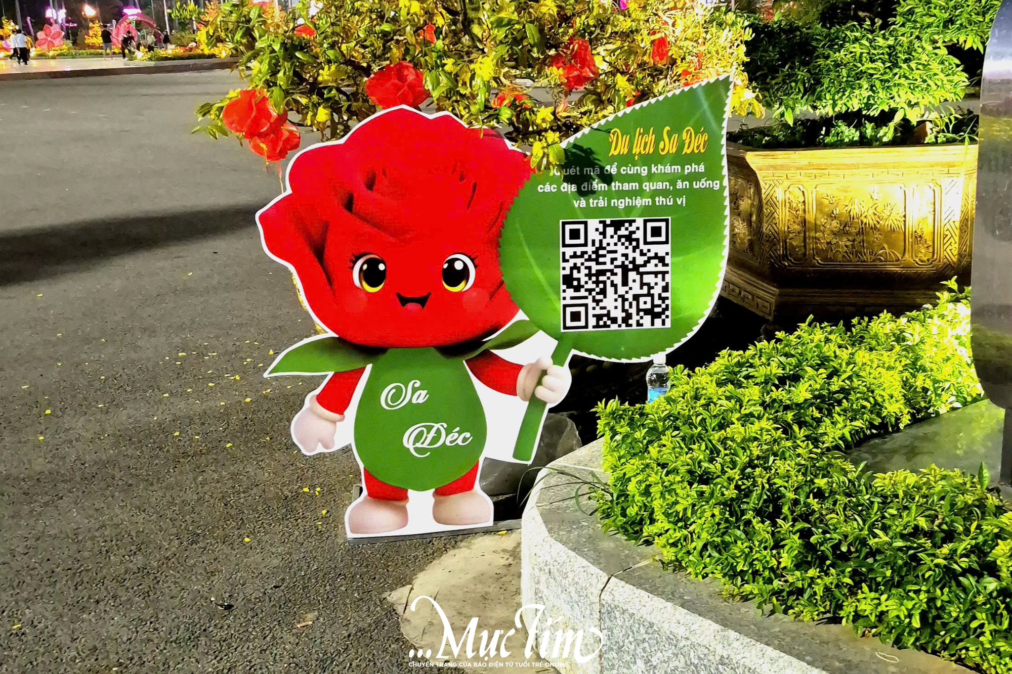 Check-in linh vật ngựa chở đầy hoa tại phường Sa Đéc (Đồng Tháp)- Ảnh 10. Check-in linh vật ngựa chở đầy hoa tại phường Sa Đéc (Đồng Tháp)- Ảnh 10.