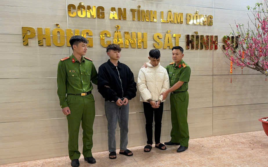 Hai thanh niên 18 tuổi bị bắt sau vụ cướp giật tiệm vàng đêm giao thừa ở Lâm Đồng