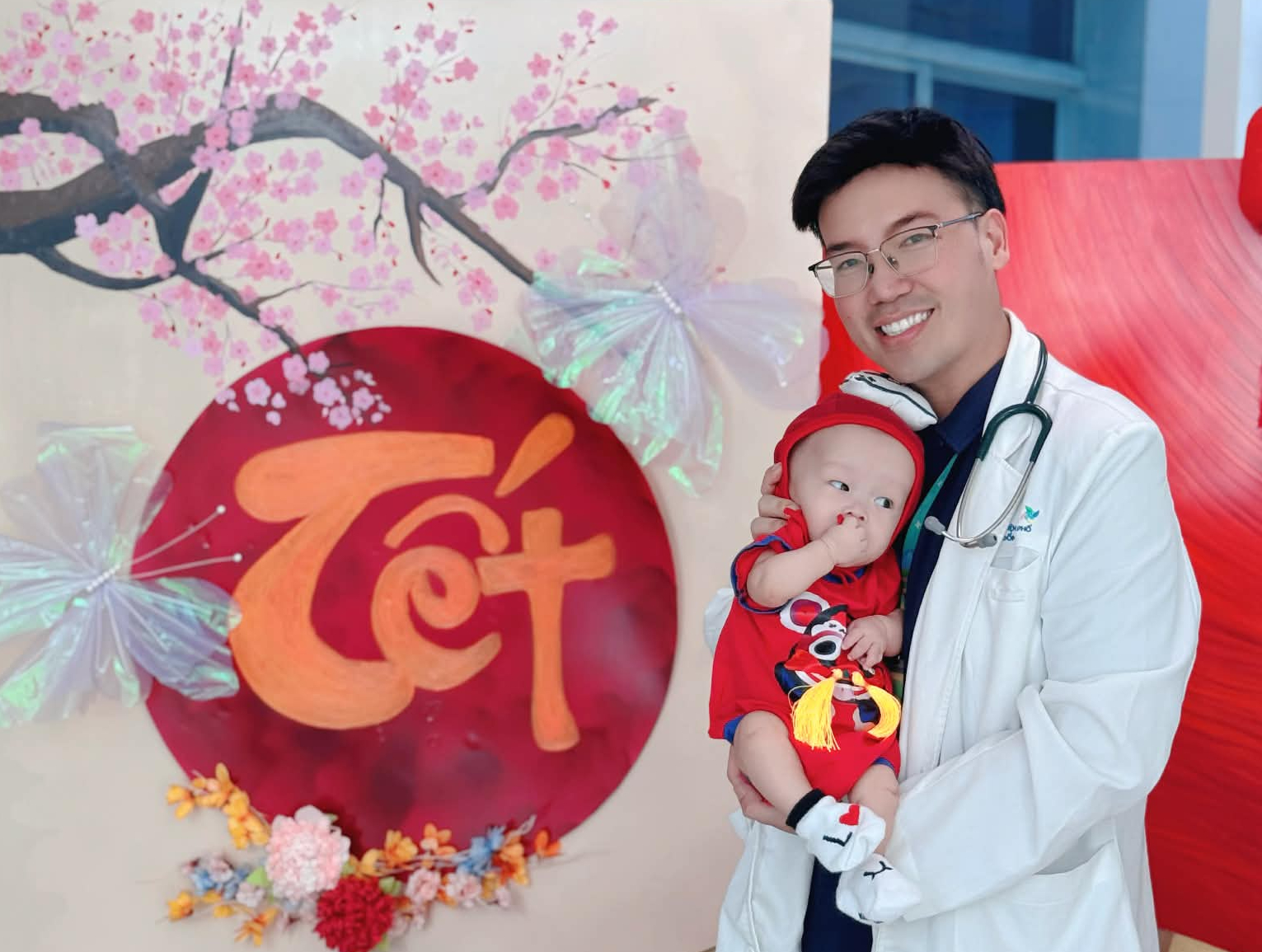 Em bé bị bỏ rơi được bác sĩ đưa 'du xuân' khắp bệnh viện - Ảnh 1.