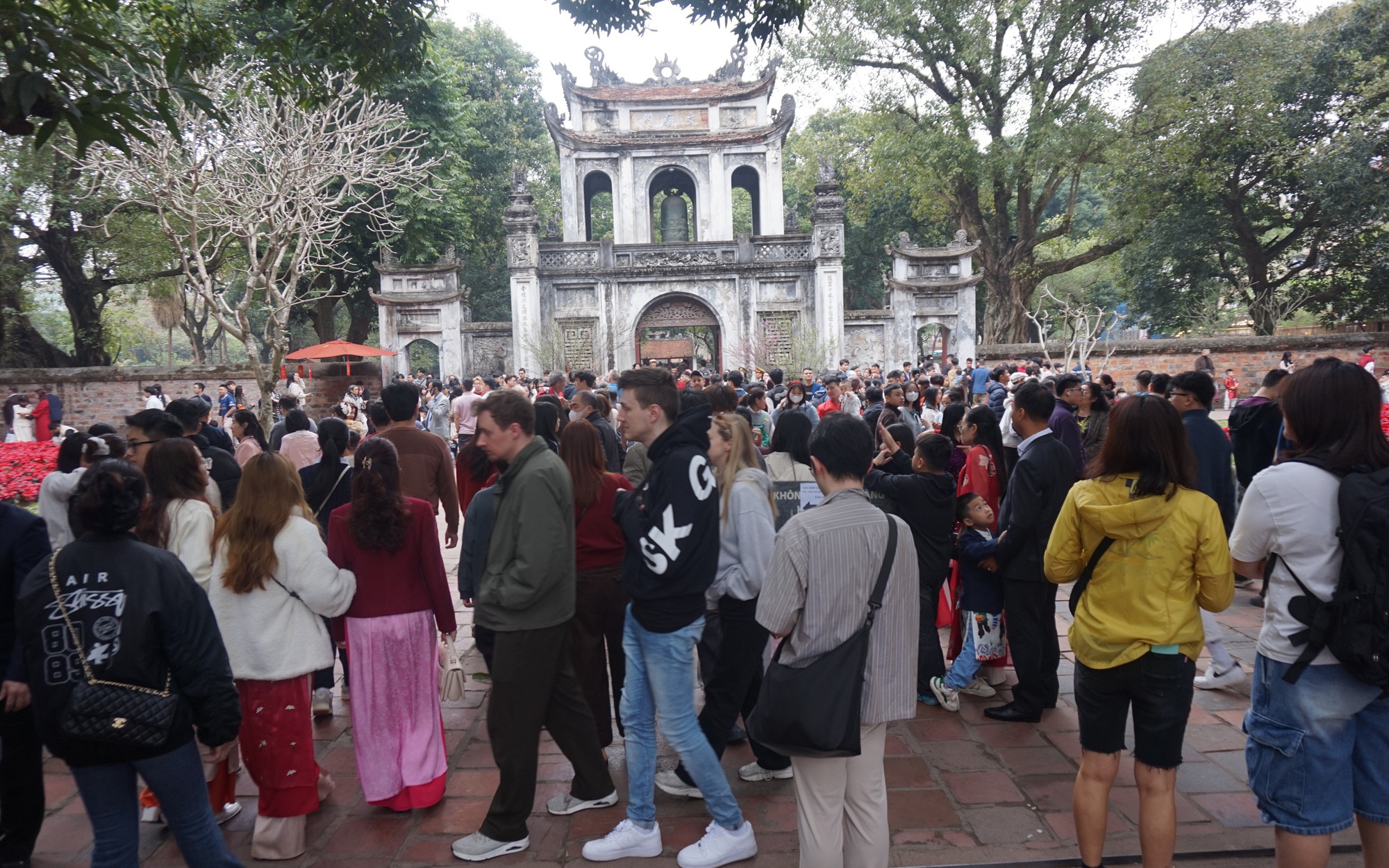 Văn Miếu Quốc Tử Giám đông nghịt người trong ngày mùng 3 Tết thầy